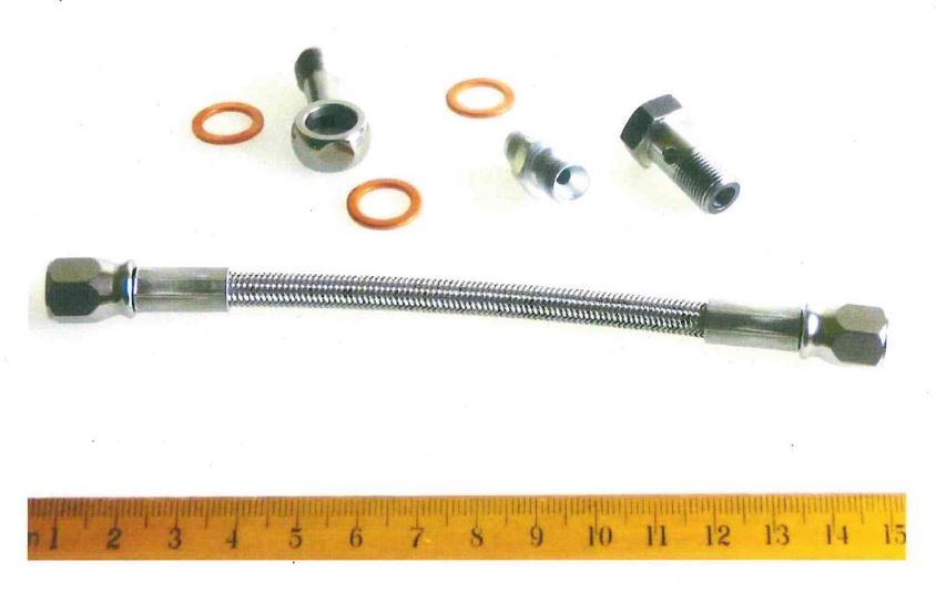 Angaben des Antragstellers:
Es handelt sich um eine Zusammenstellung bestehend aus:
- einem flexiblen Schlauch aus einem Drahtgeflecht aus Stahl mit einem Innenschlauch aus Kunststoff
und angebrachten Verbindungsstücken (Schraubanschlüsse G1/8) aus Stahl, Länge ca. 15 cm
- einem Adapter in Form eines nahezu zylindrischen Hohlerzeugnisses mit mittigem Außensechskant und beidseitigen Außengewinden
- einer sogenannten Augenschraube G1/8 aus Stahl in Form eines Hohlerzeugnisses, das an einem Ende zu einem Ring mit innen umlaufender Nut und an dem anderen Ende zu einer
Verschraubung mit Außengewinde ausgearbeitet ist
- einer sogenannten Schraube aus Stahl mit Kopf mit Außensechskant, mit nicht bis zum Kopf reichendem Gewinde ( G1/8) und stumpfem Gewindeende, mit einer vom Gewindeende bis
fast zum Kopf reichenden axialen, zentrischen Lochung, sowie zwei Querlochungen unterhalb des Kopfes
- drei ringförmigen Flachdichtungen aus Kupfer und einem mit Abbildungen und produktbezogenen Informationen, bedrucktem Faltblatt.

Die Waren sind gemeinsam in einem Kunststoffbeutel für den Einzelverkauf aufgemacht. Der Schlauch dient der Zufuhr von Kühlmittel.

Ein Warenmuster wurde nicht vorgelegt. Es wird unterstellt, dass der Schlauch einem Druck von mehr als 27,6 MPa nicht standhält.

Befund:
Der Charakter der zusammengesetzten Ware wird durch den mit Stahlgeflecht verstärkten Kunststoffschlauch bestimmt. Danach ist das Erzeugnis als biegsamer, verstärkter Kunststoffschlauch mit Anschlussstücken einzureihen.
