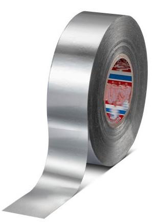 Aluminium-Klebefolie

Bei der Ware handelt es sich den Angaben nach um eine Aluminiumfolie, die mit einer PET-Schicht überzogen ist. Als Klebstoff ist eine Acrylatklebemasse aufgetragen. Die Folie hat eine Breite von ca. 50 mm. Die Aluminiumfolie ist 0,007 mm dick. Die Kunststoffschicht aus PET ist 0,020 mm dick.
Den Angaben nach wird das Erzeugnis im Innenraum von Kühl- und Gefrierschränken verbaut.

Die Ware wird nach ihrer stofflichen Beschaffenheit als Folien und dünne Bänder, aus Aluminium, mit einer Dicke (ohne Unterlage) von 0,2 mm oder weniger; auf Unterlage, mit einer Dicke (ohne Unterlage) von weniger als 0,021 mm, in den TARIC-Code 7607 2010 00 eingereiht.