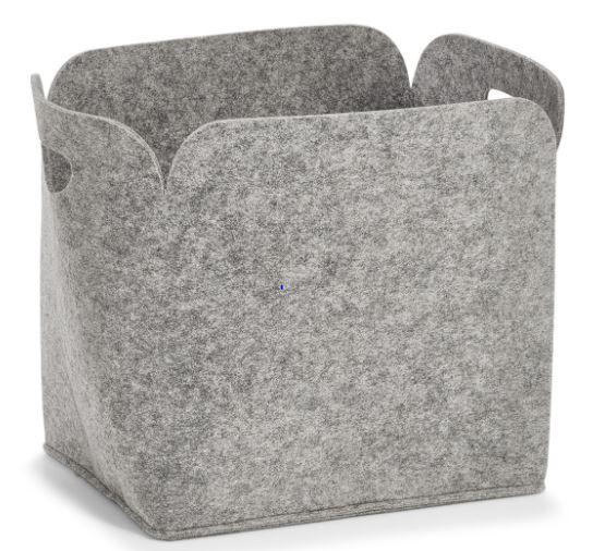 Aufbewahrungskorb, Foto siehe Anlage,
- laut Antrag in einem Polybeutel mit bedrucktem Etikett verpackt,
- annähernd quaderförmig, oben offen; in den Abmessungen von laut Antrag 36 cm x 28 cm x
  36 cm,
- laut Untersuchungsergebnis aus einem genadelten und mit Bindemittel bzw. Bindefasern ver-
  festigten Vliesstoff aus synthetischen Chemiefasern (laut Antrag 100 % Polyester),
- an den schmalen Seiten mit integrierten Grifföffnungen in Form von halbrunden Aussparungen,
- durch Zusammenfügen konfektioniert,
- stellt sich nicht als Behältnis der Position 4202 dar, da die Ware weder namentlich im Positions-
  wortlaut genannt, noch einem der dort genannten Behältnisse ähnlich sind,
- ohne raumbezogene Funktion, somit keine Ware zur Innenausstattung der Position 6304.

"Andere konfektionierte Ware (Aufbewahrungskorb), aus Spinnstoffen, aus Vliesstoff"