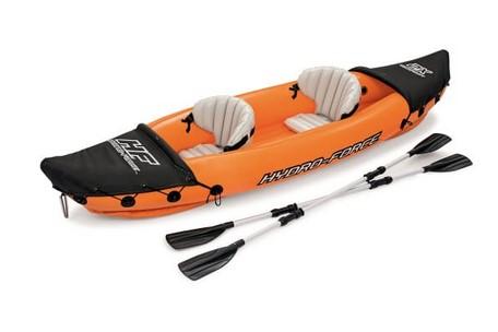 "HYDRO-FORCE Kajak-Set Lite-Rapid X2", Foto siehe Anlage, 
- bestehend aus:
- - einem festen Bootskörper aus laut Antrag PVC,
- - - mit den Abmessungen (L x B x H) aufgeblasen: ca. 321 cm x 88 cm x 44 cm,
- - - mit einer abnehmbaren Mittelfinne für mehr Richtungsstabilität,
- - - mit zwei aufblasbaren Sitzen, 
- - - für zwei Personen geeignet,
- - - mit einem Leergewicht von ca. 15,1 kg,
- - - mit einer maximalen Belastbarkeit von ca. 160 kg,
- - zwei Doppelpaddeln aus Aluminium mit einer Länge von ca. 218 cm, 
- - selbstklebenden Reparaturflicken, 
- zur Fortbewegung ausschließlich durch Muskelkraft (Paddeln),
- keine Ware der Position 9506, da nach der Anmerkung 1 q) zum Kapitel 95 Sportboote
  aus dem Kapitel 95 ausgewiesen werden.

"Sportboot, aufblasbares Boot, nicht für den Einsatz mit einem Motor bestimmt und mit
einem Leergewicht (Nettogewicht) von weniger als 100 kg"