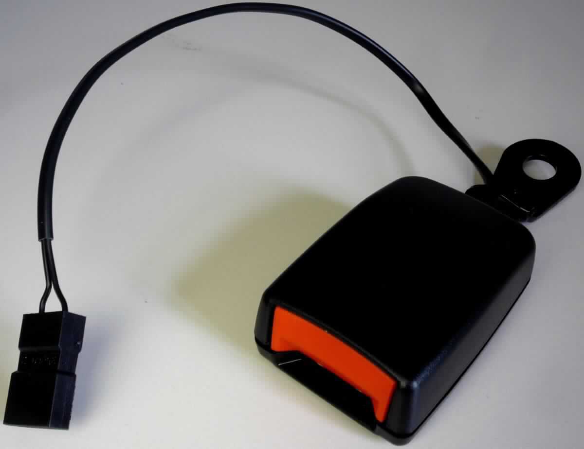 Es handelt sich um sog. KFZ-Sicherheitsgurtschlösser, i. W. bestehend aus einem innenliegenden, aus unedlen Metallen gefertigten Verschlussmechanismus zur Aufnahme einer Schlosszunge (Gegenstück am Sicherheitsgurt; nicht Gegenstand des vZTA-Antrags), aus einem Gehäuse aus Kunststoff, aus einer federnd gelagerten Drucktaste aus Kunststoff und aus einem Befestigungsbügel aus unedlen Metallen, der mit dem Verschlussmechanismus verbunden ist. Die Erzeugnisse sind zusätzlich mit einem elektrischen Sensor mit Kabel und Stecker ausgestattet.
Die Waren werden als Schnallen in Sicherheitsgurtsystemen verwendet, wobei durch den Sensor eine elektronische Rückmeldung erfolgt, ob die Schlosszunge eingesteckt ist.
- Antragstellerangaben -

Die unedlen Metalle stellen sich insbesondere aufgrund der Bedeutung für die Verwendung als die Stoffe dar, die den Waren ihren wesentlichen Charakter verleihen.

Abbildung siehe Anlage.

Derartige Erzeugnisse gehören als "Schnallen aus unedlen Metallen, für andere konfektionierte Waren" zum TARIC-Code 8308 9000 90.