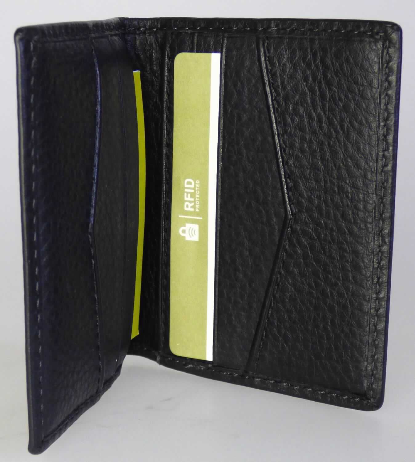 Brieftaschenähnliches Behältnis, sog. Card Case, Foto siehe Anlage, 
- mit einer Außenseite aus Leder,
- aufklappbar, ohne Verschluss, 
- an beiden Innenseiten mit jeweils vier Einsteckmöglichkeiten im Kreditkartenformat, 
- mit den Abmessungen von ca. 8 cm x 10 cm x 1 cm,
- ohne Hinweise auf Handarbeit.

"Brieftaschenähnliches Behältnis, Taschen- oder Handtaschenartikel, 
 mit Außenseite aus Leder, nicht handgearbeitet"