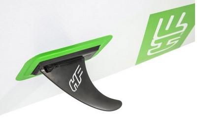 Bei der durch Angaben und Abbildungen der Antragstellerin dargestellten Ware ("Stand Up Paddle Board & Kajak Set HYDRO FORCE 340cm") handelt es sich um eine Warenzusammenstellung, bestehend aus
- einem aufblasbaren Stand Up Paddle Board,
-- mit den Abmessungen von ca. 340 x 89 x 15 cm,
-- an der Unterseite mit vier Finnen ausgestattet,
- einem abnehmbaren Sitz mit Rückenlehne sowie einer abnehmbaren Fußstütze um die Ware
   wie ein Kajak zu nutzen,
- einem Doppelpaddel aus Aluminium mit einer Länge von ca. 217 cm,
- einer Fußmanschette mit angebrachter Leine zum Befestigen des Boards am Fuß,
- einer Doppelhubkolbenpumpe mit Druckanzeige,
- einem Reparaturset,
- einer Tragetasche in Form eines Rucksacks zum Transport und zur Aufbewahrung (im unaufgeblasenen
   Zustand),
- dient als Wassersportgerät auf Seen oder dem Meer,
- gemeinsam in einem Karton für den Einzelverkauf aufgemacht.

Im Hinblick auf den Umfang und die Bedeutung in Bezug auf die Verwendung bestimmt das Stand Up Paddle Board den Charakter der Warenzusammenstellung.

Derartige Erzeugnisse werden zolltarifrechtlich als "Ausrüstungsgegenstand für den Wassersport, kein Windsurfer" eingereiht.