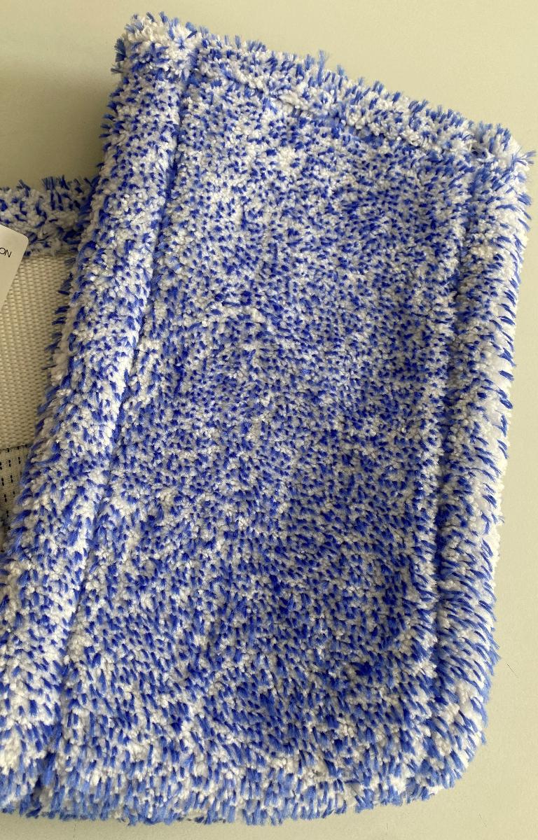 Reinigungstuch, Foto siehe Anlage,
- an einem bedruckten Pappaufhänger befestigt,
- rechteckig, mit den Abmessungen von laut Antrag 45 cm x 13 cm,
- aus einem einfarbigen Gewebe aus Spinnstoffen, auf dessen vorgefertigten Grund im Tufting-
  verfahren nachträglich eine Plüschoberfläche aus verschiedenen einfarbigen Garnen aus 
  Spinnstoffen aufgebracht wurde (Meterware der Position 5802),
- auf der Unterseite sind an den beiden Schmalseiten zwei Zuschnitte aus einfarbigen Geweben 
  so aufgenäht, dass der Bezug in einen Klappmoppwischer eingespannt werden kann,
- alle Flächenerzeugnisse aus laut Antrag synthetischen Chemiefasern,
- an den Rändern durch Umschlagen und Festnähen gesäumt,
- durch Zusammenfügen konfektioniert,
- ohne Hinweise auf Handarbeit,
- stellt sich als separates Reinigungstuch (ohne Wischkopf-Rahmen oder eine andere Basis) dar, 
  somit keine Ware der Position 9603,
- aufgrund der verwendeten Flächenerzeugnisse keine Ware der Unterposition (KN) 6307 1010.

"Andere konfektionierte Ware (Reinigungstuch), aus Spinnstoffen, andere als in den Unter-
 positionen 6307 1010 und 6307 1030 genannte, nicht handgearbeitet"