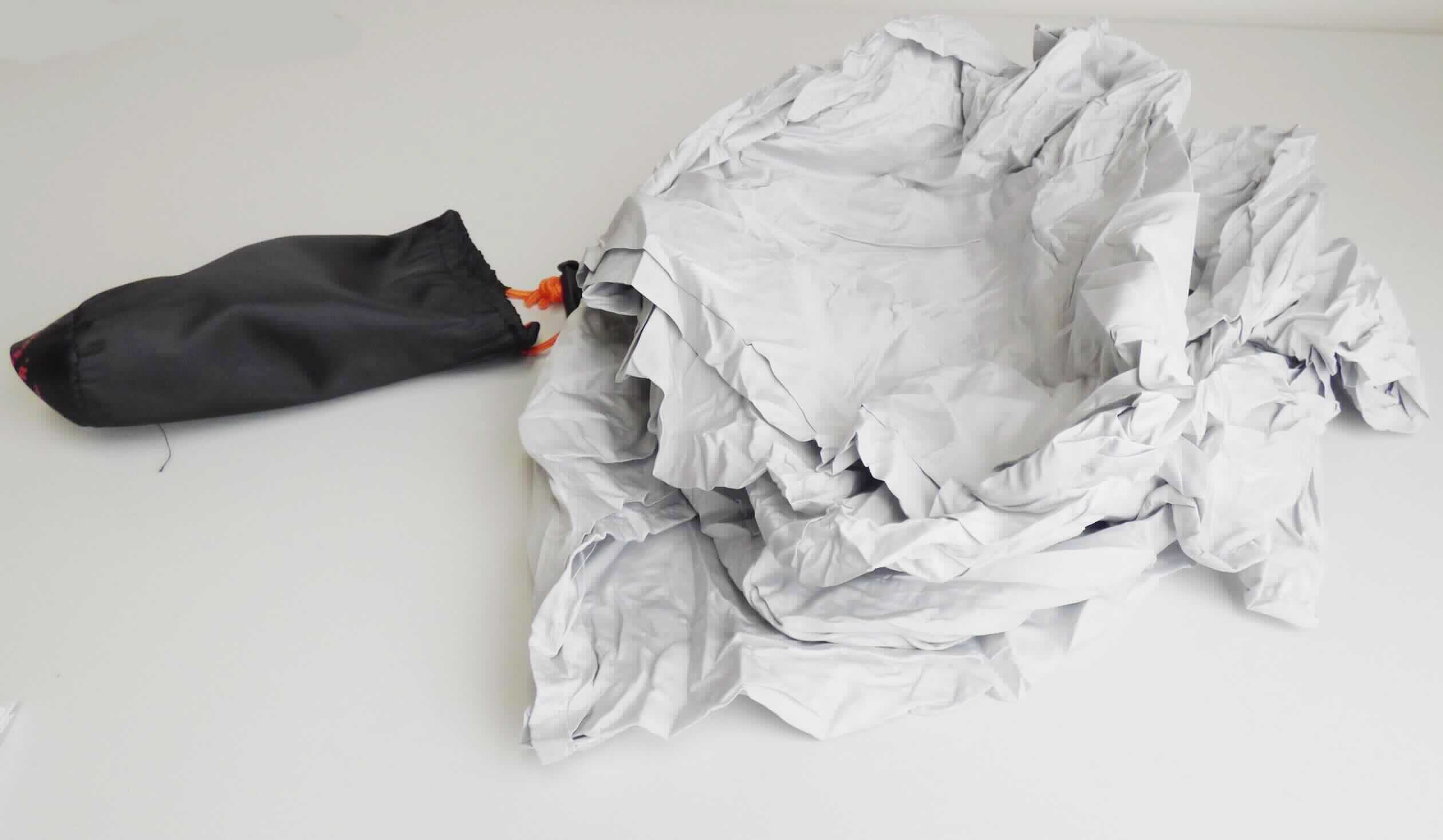 Bettwäsche, sog. Hüttenschlafsack "Arber", Mikrofaser, Foto siehe Anlage,
- in einem einfachen Beutel aus Spinnstoffgeweben mit Tunnelzug [übliche Verpackungen im Sinne der AV 5 b)] 
  verpackt,
- flachliegend annähernd rechteckig, in den Abmessungen: ca. 220 cm x 75 cm,
- aus ca. 0,1 mm dicken, einfarbigen Geweben aus laut Antrag 100 % Polyester (synthetische Chemiefasern),
- zu einem Schlafsack zusammengenäht, an einer Schmalseite offen und mit einem länger gearbeiteten
  Rückteil, das mit einem umgeschlagenen und festgenähten "Kopfkissenfach" endet,
- auf der Oberseite mit einem kleinflächigen Aufdruck versehen,
- durch Zusammennähen konfektioniert, 
- wird als sog. Innenschlafsack bzw. als Bettzeug auf Reisen verwendet,
- wird üblicherweise gewaschen und kennzeichnet sich nach dem Verwendungszweck und der Material-
  beschaffenheit als Bettwäsche,
- wegen des leichten, nicht widerstandsfähigen Materials keine Campingausrüstung der Position 6306,
- ohne Polsterung oder Füllung; somit keine Ware der Position 9404.

"Bettwäsche, aus Spinnstoffen, aus Geweben, nicht bedruckt, aus Chemiefasern"