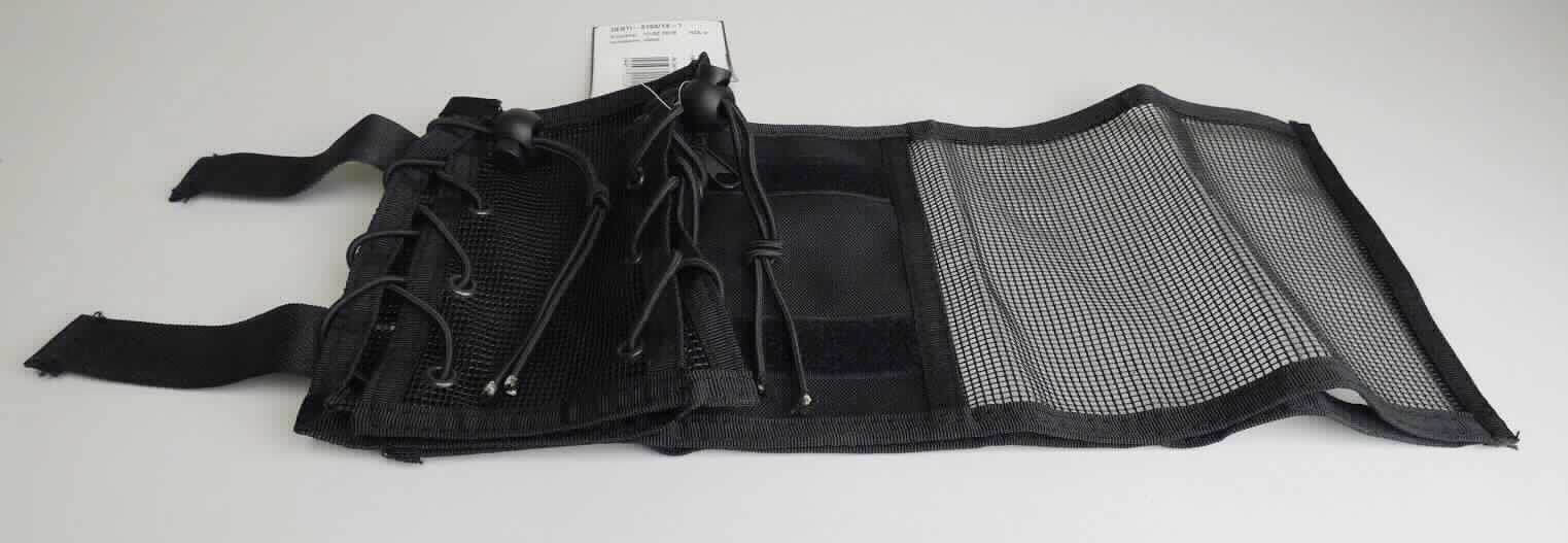 Ähnliches Behältnis, sog. Armtasche, Fotos siehe Anlage,
- aus verschiedenen Stoffen bestehend,
- - überwiegend (charakterbestimmend) aus Geweben aus Spinnstoffen und aus klarsichtiger Kunststofffolie 
    (damit Behältnis der Position 4202),
- - aus netzartigen, vollständig mit Kunststoff überzogenen Spinnstoffen (Flächenerzeugnisse des Kapitels 39),
- - die Außenseite wird aus den Geweben aus Spinnstoffen und den netzartigen Flächenerzeugnissen des 
    Kapitels 39 gebildet,
- mit einer Armschlaufe, die mit zwei elastischen Kordelbändern mit Stopper weitenverstellbar ist,
- mit zwei Klettverschlussriegeln; aufklappbar,
- mit einem Reißverschlussfach, einem durchsichtigen Kartenfach und zwei Stiftlaschen,
- in den Abmessungen: 9 cm (Breite) x 15,5 cm (Höhe),
- flächenmäßig herrscht keine der Außenseiten vor, somit verleiht kein Stoff der gesamten Außenseite ihren
  wesentlichen Charakter und das Behältnis ist der von den gleichermaßen in Betracht kommenden Unter-
  positionen (4202 92 und 4202 99) in der Nomenklatur zuletzt genannten Unterposition zuzuweisen.

"Ähnliches Behältnis (Armtasche), anderes als in den Unterpositionen 4202 1110 bis 4202 3900 genannte, 
 mit einer anderen Außenseite als in den Unterpositionen 4202 9110 bis 4202 9298 genannte"