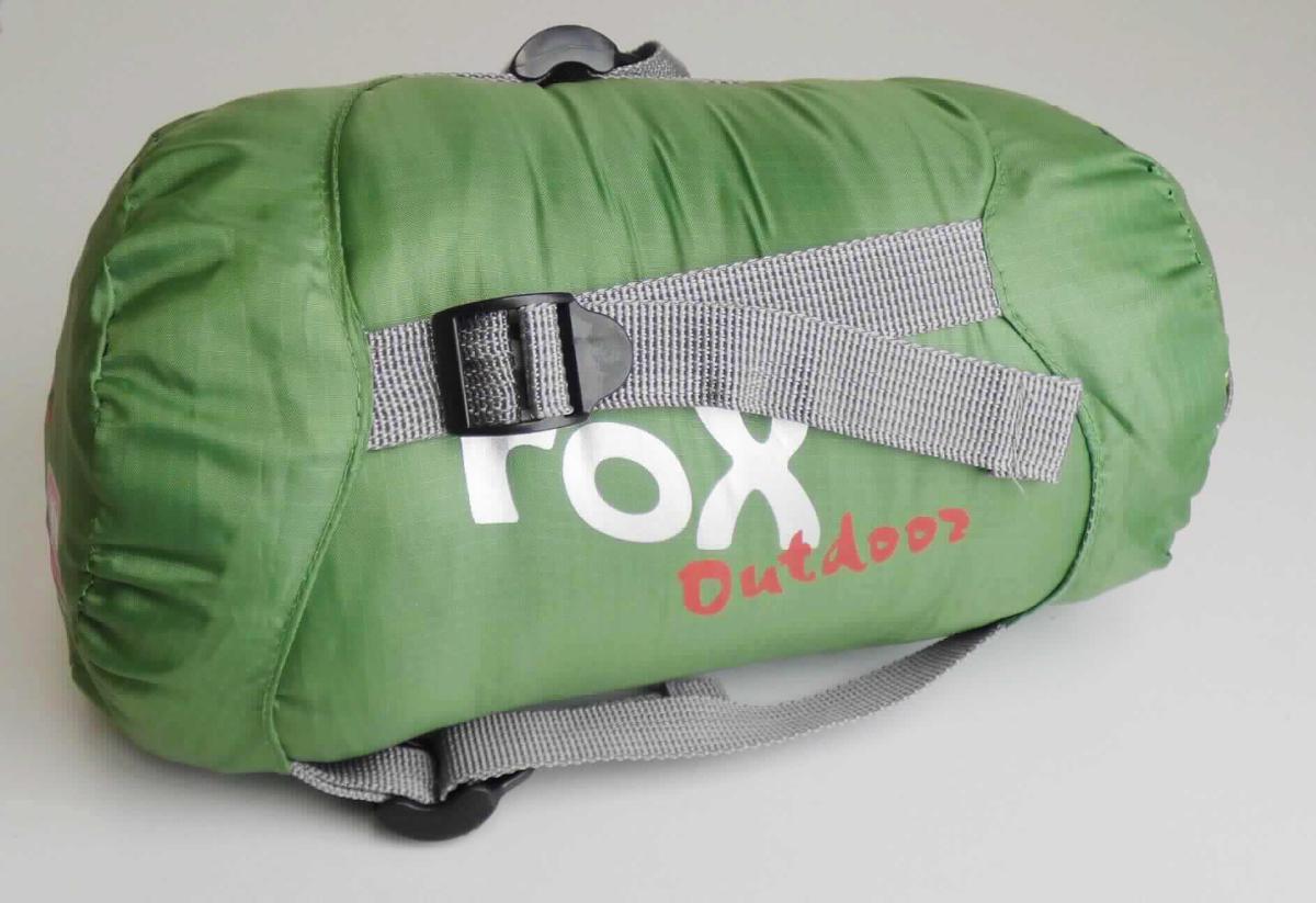 Bei dem sog. Mumienschlafsack handelt es sich um einen Hüttenschlafsack und einen Beutel zur Aufnahme des Schlafsackes (sog. Packsack). 
Der Schlafsack hat eine Außenseite und eine Innenseite aus farbigen Geweben (Polyester) und besitzt eine Polsterung aus Wattierungsstoff (Polyester). Er ist mit einem seitlichen Zwei-Wege-Reißverschluss bis einschließlich Fußende ausgestattet und mit einem kapuzenartig gestalteten Kopfteil versehen. Die Ware weist eine Länge von ca. 210 cm und eine maximale Breite von ca. 75 cm auf (am Fußende ca. 60 cm).
Der zylinderförmige Beutel besteht aus einfarbigen Geweben, weist eine mit Kordelzug zu verengende Öffnung auf und ist mit angenähten, verstellbaren Spinnstoffgurten und einem Spinnstofftragegriff versehen. Der Beutel dient zur Aufnahme des Schlafsackes für Aufbewahrungs- und Transportzwecke und ist zum dauernden Gebrauch geeignet.

Die Ware ist als "den Bettausstattungen ähnliche Ware, Schlafsack, gepolstert" einzureihen.