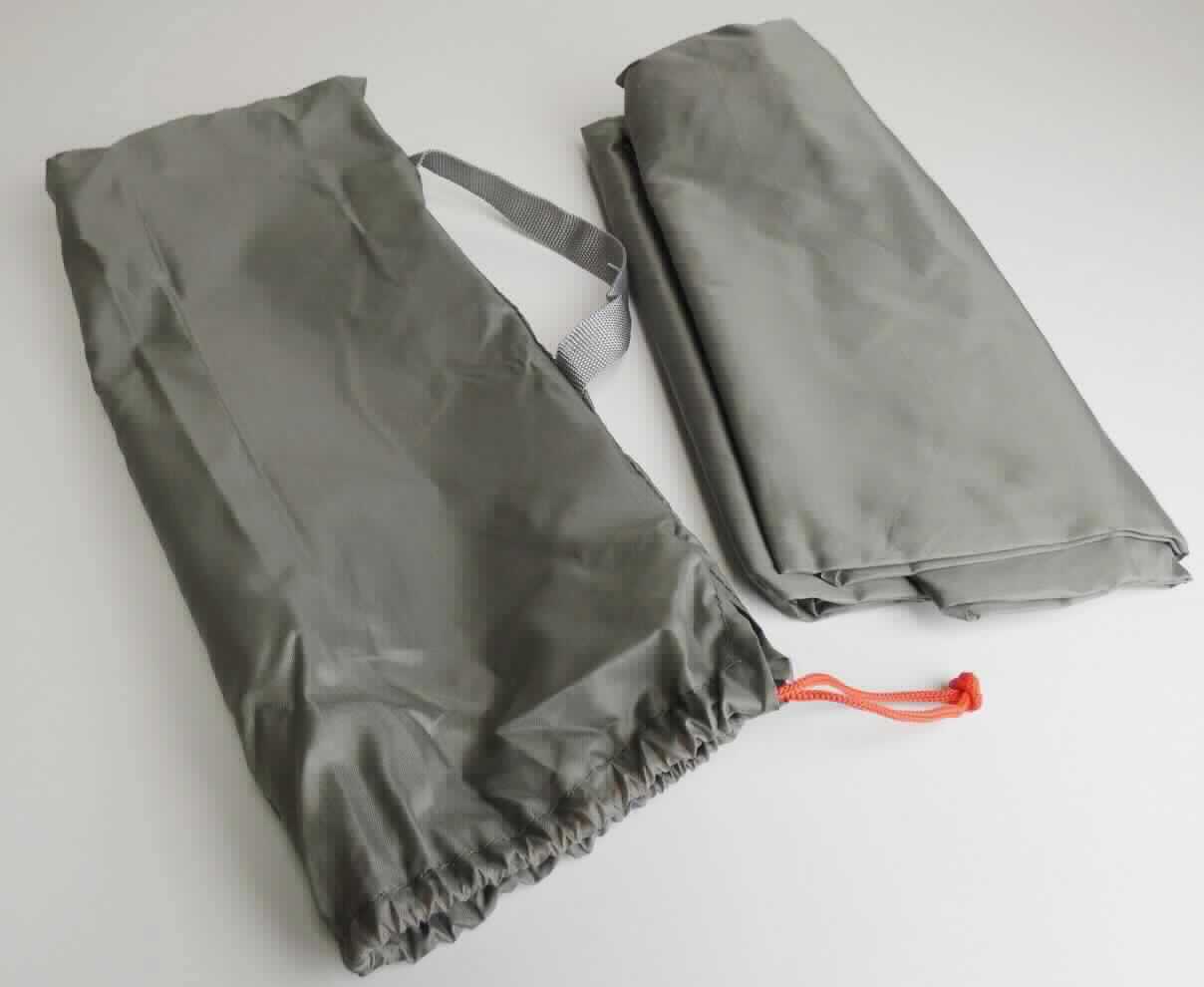 Campingausrüstung, sog. Mehrzweckplane, Foto siehe Anlage,
- verpackt in einem einfachen Beutel aus den Geweben der Hauptware,
- rechteckig, laut Antrag in den Abmessungen von ca. 200 cm x 300 cm, 
- aus 0,1 mm dicken Geweben aus laut Antrag 100 % Polyester (synthetische Chemiefasern); die Gewebe 
  sollen laut Antrag mit Kunststoff überzogen sein, ein Überziehen mit Kunststoff ist mit bloßem Auge jedoch 
  nicht wahrnehmbar (keine Meterware der Position 5903),
- an den vier Ecken und mittig an den Längsseiten mit Ösen aus augenscheinlich unedlem Metall ausge-
  stattet; im Bereich der Ösen mit dreieckigen Zuschnitten aus dem o. g. Gewebe und entsprechenden, 
  eingelegten Zuschnitten aus sog. Bändchengewebe aus Spinnstoffen verstärkt,
- an allen Rändern durch Umschlagen und Festnähen gesäumt (u. a. damit konfektioniert),
- dient laut Antrag als Zeltplane und Abdeckplane oder als Sonnensegel sowie als Unterlage zur Nutzung im Freien 
  (bspw. beim Wandern, beim Camping oder als Zeltboden); stellt sich damit gleichermaßen als Plane und 
  Campingausrüstung dar; die Ware ist damit der von den gleichermaßen in Betracht kommenden Unterpositionen 
  (6306 12 und 6306 90) in dieser Nomenklatur zuletzt genannten Position zuzuweisen (u. a. somit keine Ware 
  der Position 6307).

"Campingausrüstung (Mehrzweckplane) aus Spinnstoffen, aus synthetischen Chemiefasern"