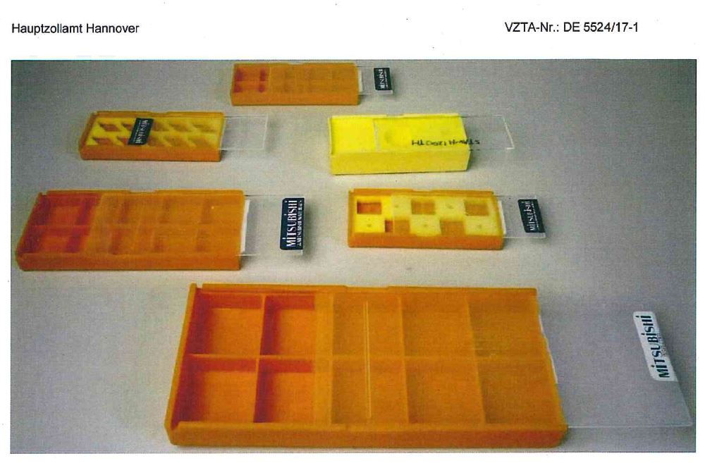 Nach den Antragsangaben sowie den vorgelegten Produktinformationen handelt es sich um rechteckige Schachteln aus formgepressten Kunststoffen im Sinne der Anmerkung 1 zu Kapitel 39. Die in unterschiedlichen Farben und Abmessungen gefertigten Waren sind innenseitig in mehrere Fächer (teilweise mit Schaumkunststoffeinlage) unterteilt und mit einem klarsichtigen Schubdeckel aus Kunststoff versehen.

Die Schachteln dienen als Transport- oder Verpackungsmittel für Wendeschneidplatten und sind nicht zur dauerhaften Aufbewahrung vorgesehen.

Zolltarifrechtlich handelt es sich um "Transport- und Verpackungsmittel aus Kunststoffen, Schachteln (einschließlich Dosen), nicht von den TARIC-Codes 3923 1010 00 bis 3923 1090 10 erfasst".