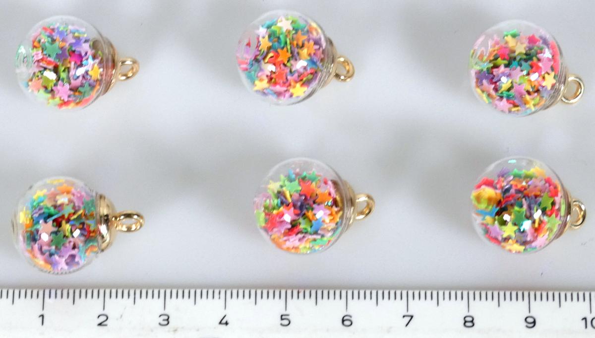 Es handelt sich um ein Set aus sechs Anhängern,
laut Antrag aus 50 % Glas, 40 % Polypropylen und 10 % Eisen bestehend.
Die Anhänger sind in einer Kunststofftüte mit einer bedruckten Pappkarte für
den Verkauf aufgemacht. Sie bestehen aus Kugeln von 17 mm Durchmesser
aus farblosem Glas, die mit einer Schüttung aus Plättchen in Form fünfstrahliger
Sterne in verschiedenen Farben gefüllt sind und die an einer Seite mit einer
Aufhängevorrichtung in Form einer Öse aus unedlem Metall ausgestattet sind.
Sie können z.B. an einer Halskette oder einem Ohrring (beides nicht Gegenstand
dieser vZTA) befestigt werden, daher keine Einreihung als Glasware des Kapitels 70.

Abbildung siehe Anlage.

Derartige Erzeugnisse gehören als "anderer Fantasieschmuck" zur Codenummer
 7117 9000 00 0 des Zolltarifs.