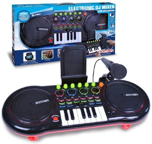Bei der durch ein Warenmuster veranschaulichten und als "Kinder Spielzeug DJ Mix Station" bezeichneten Ware handelt es sich um eine Warenzusammenstellung, bestehend aus
- einem Musikspielzeuggerät,
-- die Nachbildung eines sog. DJ-Mischpults mit Klaviatur darstellend,
-- aus Kunststoffen gefertigt,
-- mit einer Klaviatur mit acht weißen und fünf schwarzen Tasten, 
   zwei Scratch-Pads mit Lichteffekten, Bedienelementen in Form von
   Knöpfen und Reglern zum Einstellen der Lautstärke und diverser Effekte
   (vier Arrangements (Layers), vier Schlagzeugsounds,
   sechs Stimmeffekte, sechs musikalischen Phrasen (sog. Riff) und
   sechs Soundeffekten) und einem Ausschalter, 
-- oben mit drei Anschlüssen zum Anschließen von z.B. einem Mikrofon,
-- auf der Rückseite mit einem Lautsprecher sowie einem Batteriefach versehen,
-- mit zwei anzubringenden Standfüßchen sowie Haltevorrichtungen für
   ein Mikrofon bzw. für ein Smartphone,
-- dient der spielerischen Unterhaltung von Personen,
- einem Audiokabel mit Klinkenstecker an beiden Enden, 
- einem Mikrofon mit Ausschalter und Kabel mit Klinkenstecker. 

Die Waren sind gemeinsam mit einer mehrsprachigen Gebrauchsanweisung in einem bedruckten Pappkarton für den Einzelverkauf aufgemacht.

Im Hinblick auf den Umfang und die Bedeutung für die Verwendung verleiht das Musikspielzeuggerät der Warenzusammenstellung ihren wesentlichen Charakter.

Eine Einreihung des DJ-Mischpults mit Klaviatur als Musikinstrument des Kap. 92 kommt nicht in Betracht. Diese Kombination in einem Gerät ist normalerweise nicht üblich. Die Klaviatur der Ware umfasst lediglich eine Oktave, sodass es sich nicht um ein Keyboard handelt. Es ist nicht möglich das Erzeugnis mit beiden Händen gleichzeitig zu spielen.

Derartige Erzeugnisse werden zolltarifrechtlich als "Musikspielzeuggerät, nicht aus Holz handgearbeitet" eingereiht.