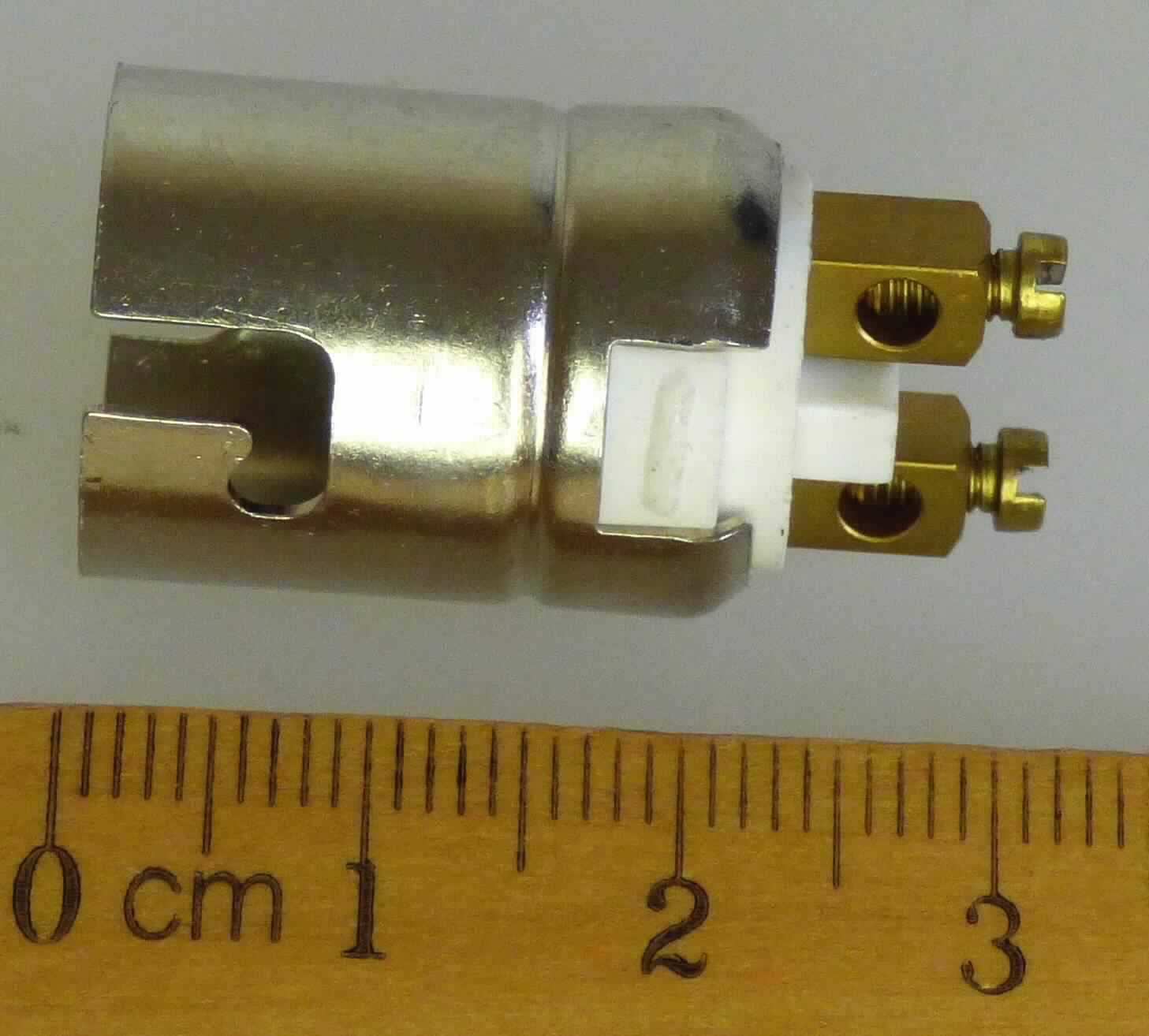 Lampenfassung (Artikel-Nr. 6447) im Wesentlichen bestehend aus einem spezifisch geformten, annähernd zylinderförmigen Metallgehäuse mit einer Kontaktbuchse für BAY15d - Kfz Leuchtmittel auf der einen Seite und zwei Schraubklemmen zur Kabelmontage auf der gegenüberliegenden Seite.
Die Fassung dient zum Verbinden von elektrischen Stromkreisen und ist für eine Spannung von weniger als 1000 V ausgelegt.

Die Ware ist als "elektrisches Gerät zum Verbinden von elektrischen Stromkreisen, Lampenfassung, 
für eine Spannung von 1000 V oder weniger, kein Edisongewinde, nicht für bestimmte
Luftfahrzeuge" einzureihen.

Anlage: 1 Abbildung