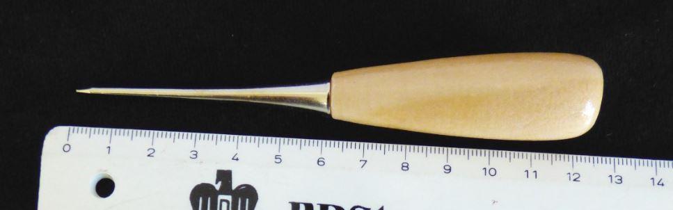 "Näh-Pfriem"

- mit freiem Arm zu handhabendes Erzeugnis  in Form einer Stechahle

- bestehend aus einem kegelförmigen Dorn aus unedlem Metall ohne Öhr
  (arbeitender Teil) und einem Handgriff aus Holz

- zum Vorstechen und Ausstanzen von Löchern

- für Spinnstoffe und andere Materialien z. B. beim Nähen oder Basteln
  
- auf eine Pappunterlage aufgeblistert

Abbildung siehe Anlage.

Derartige Erzeugnisse gehören als "Handwerkzeuge, anderweit weder genannt noch inbegriffen, mit arbeitendem Teil aus unedlem Metall, andere als in den TARIC-Codes 8205 1000 00 bis 8205 5910 00 genannte" zum TARIC-Code 8205 5980 00.