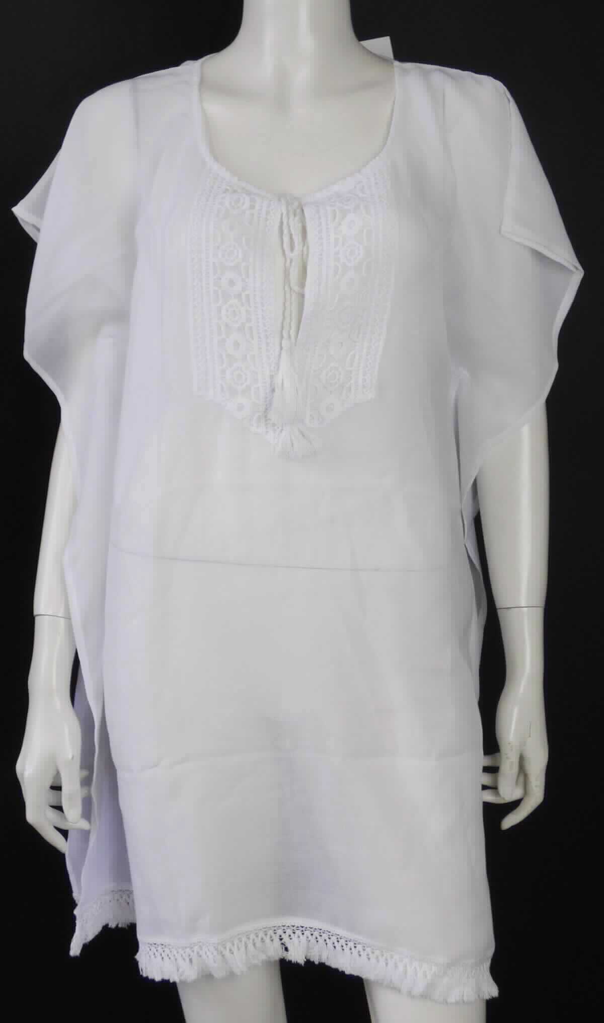 Kleid, sog. Damen Strandtunika, Größe S (36/38), Foto siehe Anlage,
- aus ca. 0,2 mm dicken, durchscheinenden, einfarbigen Geweben aus laut Antrag 100 % Polyester 
  (synthetische Chemiefasern),
- über den halben Oberschenkel reichend (Rückenlänge ca. 86 cm), damit keine Bluse oder Hemdbluse,
- mit einer V-förmigen Öffnung am Halsausschnitt, mit Bindebändern, die die Halslinie bilden; mit einer Stickerei 
  verziert,
- mit kurzen Ärmeln (sog. überschnittene Schultern),
- mit ca. 16 cm hoch reichenden, nach innen versetzten und durch die Weite des Kleidungsstücks verdeckten
  Seitenschlitzen,
- am unteren Rand mit einer ca. 3 cm breiten Fransenborte versehen,
- kann ohne ein weiteres, den Unterkörper bedeckendes Kleidungsstück getragen werden.

"Kleid, aus Geweben, für Frauen, aus synthetischen Chemiefasern"