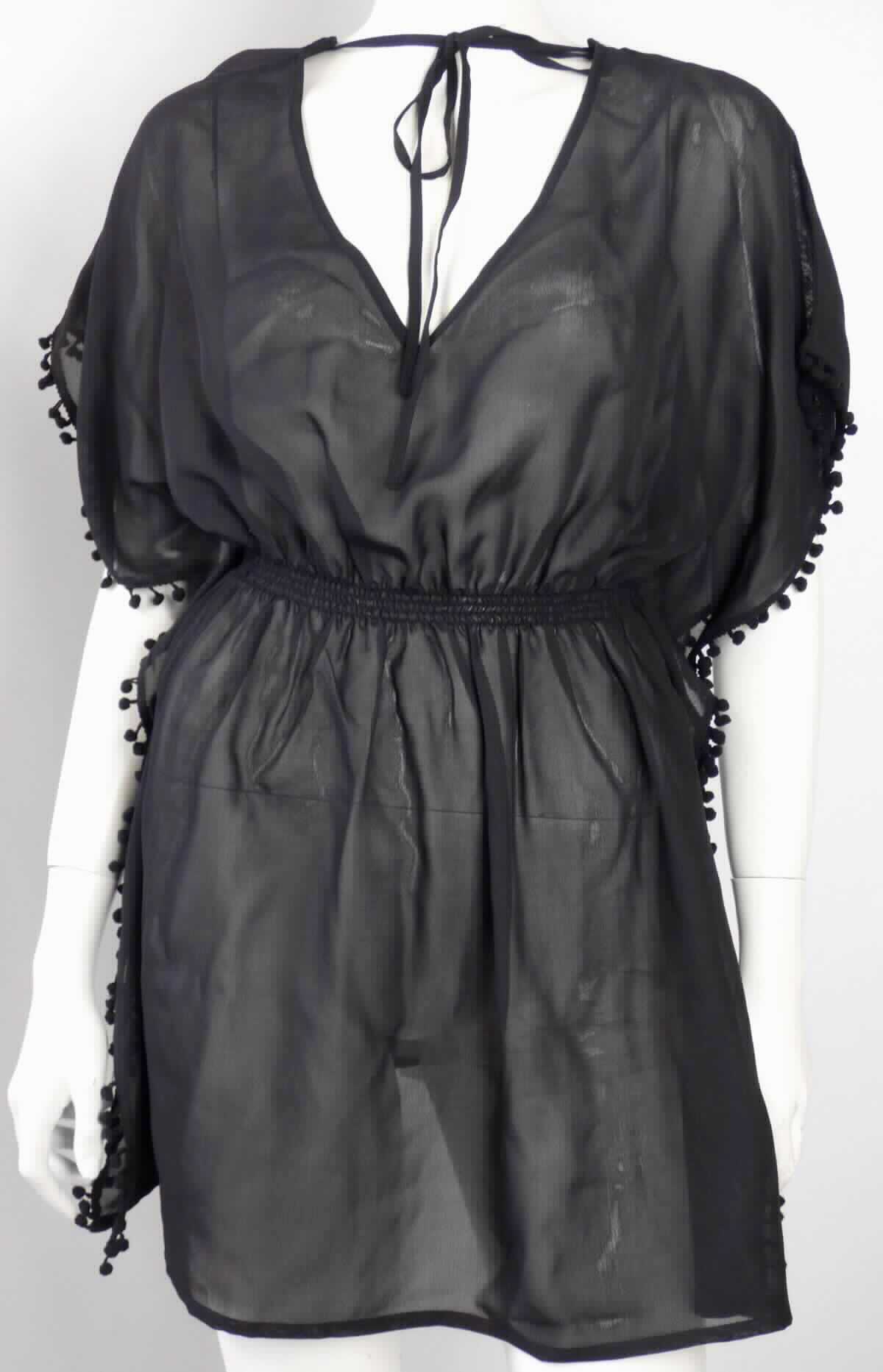 Kleid, sog. Damen Strandtunika, Größe S (36/38), Foto siehe Anlage,
- aus ca. 0,2 mm dicken, durchscheinenden, einfarbigen Geweben aus laut Antrag 100 % Polyester 
  (synthetische Chemiefasern),
- über den Schritt reichend (Rückenlänge: 80 cm in getragenem Zustand), 
- mit einem V-förmigen Halsausschnitt; im Bereich des Nackens mit Bindebändern versehen,
- mit kurzen Ärmeln (sog. überschnittene Schultern),
- im Vorder- und Rückenteil in Höhe der Taille elastisch verengt,
- mit ca. 20 cm hoch reichenden, nach innen versetzten und durch die Weite des Kleidungsstücks verdeckten
  Seitenschlitzen,
- an den Seitenrändern mit einer sog. Bommelborte verziert,
- am unteren Rand durch Umschlagen und Festnähen gesäumt,
- kann aufgrund der Länge ohne ein weiteres, den Unterkörper bedeckendes Kleidungsstück getragen werden,
  somit keine Ware der Position 6206.

"Kleid, aus Geweben, für Frauen, aus synthetischen Chemiefasern"