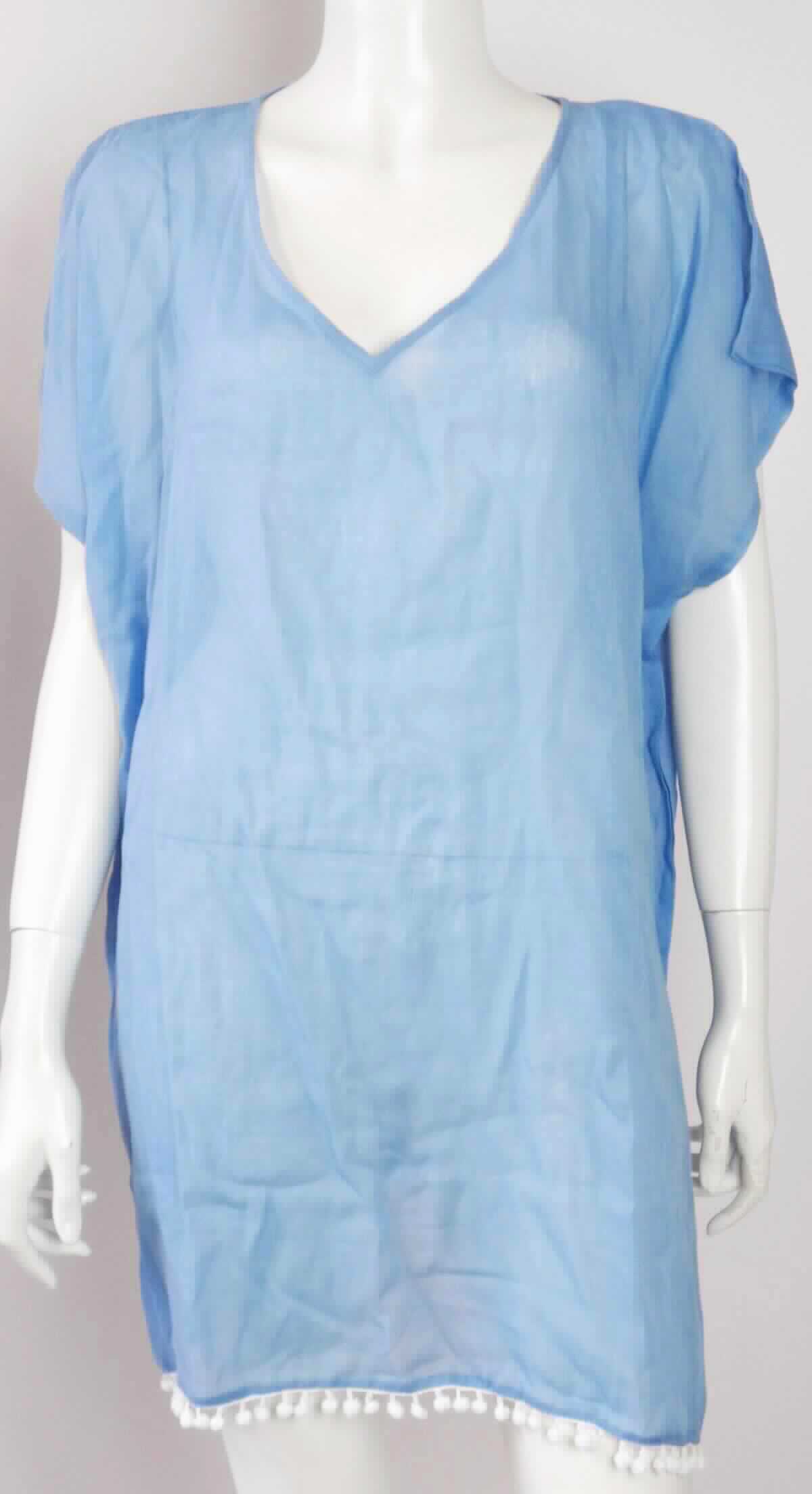 Kleid, sog. Damen Strandtunika, Größe S (36/38), Foto siehe Anlage,
- aus ca. 0,2 mm dicken, durchscheinenden, einfarbigen Geweben aus laut Antrag 57 % Baumwolle und 43 % 
  Viskose (künstliche Chemiefasern),
- über den Schritt reichend (Rückenlänge: 80 cm), 
- mit einem V-förmigen Halsausschnitt,
- mit kurzen Ärmeln (sog. überschnittene Schultern),
- am unteren Rand durch Umschlagen und Festnähen gesäumt sowie mit ca. 28 cm hoch reichenden 
  Seitenschlitzen versehen; zusätzlich mit einer angenähten sog. Bommelborte verziert,
- kann aufgrund der Länge ohne ein weiteres, den Unterkörper bedeckendes Kleidungsstück getragen werden,
  somit keine Ware der Position 6206.

"Kleid, aus Geweben, für Frauen, aus Baumwolle, nicht nach dem Batik-Verfahren handbedruckt"