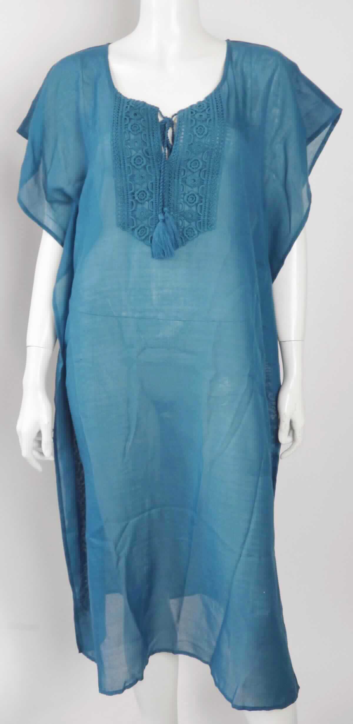 Kleid, sog. Damen Strandtunika / Kaftan, Größe S (36/38), Foto siehe Anlage,
- aus ca. 0,2 mm dicken, durchscheinenden, einfarbigen Geweben aus laut Antrag 100 % Polyester 
  (synthetische Chemiefasern),
- über das Knie reichend (Rückenlänge ca. 115 cm), 
- mit einer V-förmigen Öffnung am Halsausschnitt, mit Bindebändern, die die Halslinie bilden; mit einer Stickerei 
  verziert,
- mit kurzen Ärmeln (sog. überschnittene Schultern),
- mit ca. 40 cm hoch reichenden, nach innen versetzten und durch die Weite des Kleidungsstücks verdeckten
  Seitenschlitzen,
- am unteren Rand durch Umschlagen und Festnähen gesäumt,
- kann ohne ein weiteres, den Unterkörper bedeckendes Kleidungsstück getragen werden.

"Kleid, aus Geweben, für Frauen, aus synthetischen Chemiefasern"