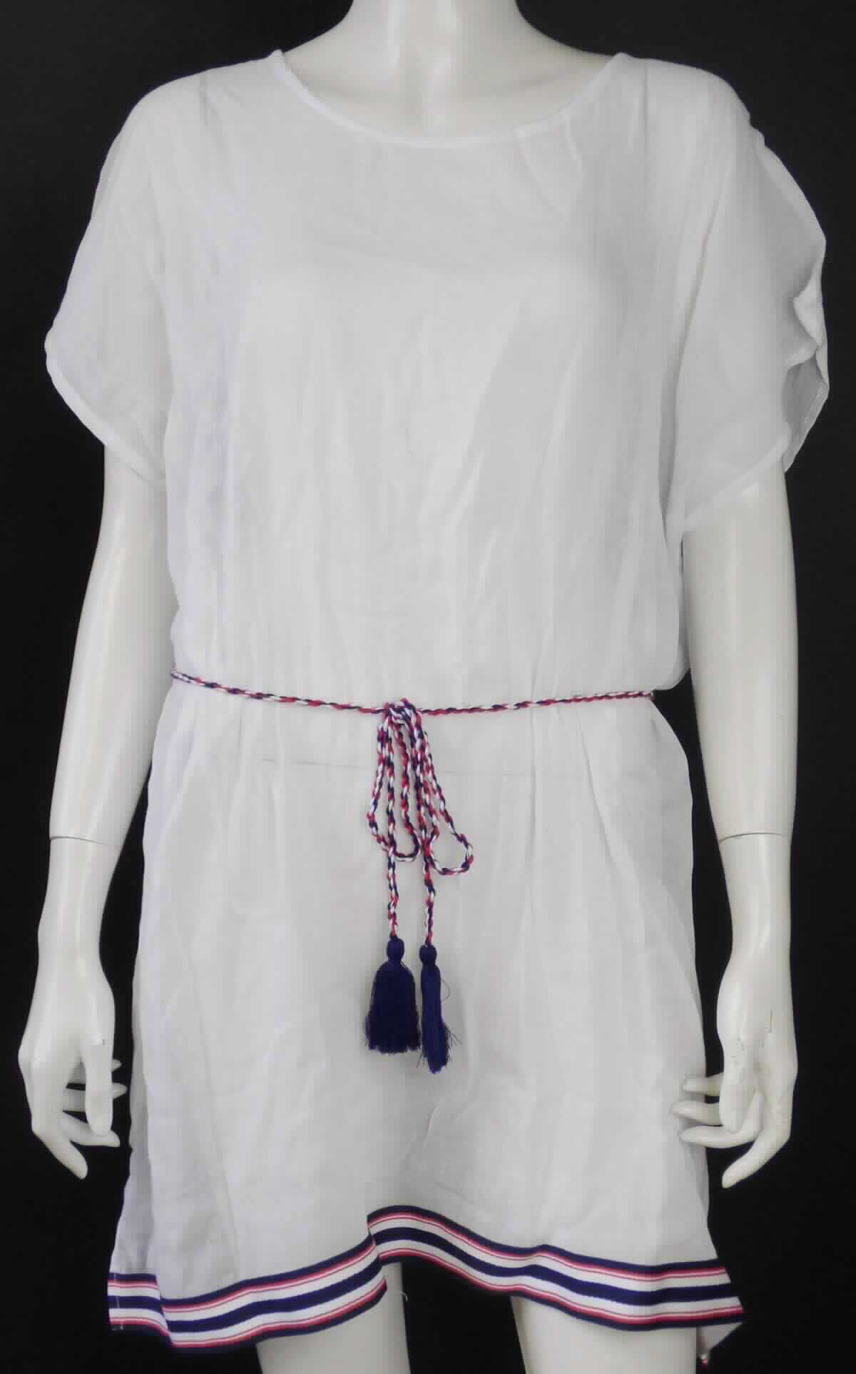 Kleid, sog. Damen Strandtunika, Größe S (36/38), Foto siehe Anlage,
- aus ca. 0,2 mm dicken, durchscheinenden, einfarbigen Geweben aus laut Antrag 57 % Baumwolle und 43 % 
  Viskose (künstliche Chemiefasern),
- über den halben Oberschenkel reichend (Rückenlänge ca. 86 cm), damit keine Bluse,
- mit einem runden Halsausschnitt,
- mit kurzen Ärmeln (sog. überschnittene Schultern),
- im Rückenteil auf Höhe der Taille elastisch verengt, seitlich mit Bindebändern ausgestattet,
- am unteren Rand durch Umschlagen und Festnähen gesäumt sowie mit ca. 20 cm hoch reichenden 
  Seitenschlitzen versehen; zusätzlich mit einem aufgenähten, buntgewebten Gewebeband verziert,
- kann ohne ein weiteres, den Unterkörper bedeckendes Kleidungsstück getragen werden.

"Kleid, aus Geweben, für Frauen, aus Baumwolle, nicht nach dem Batik-Verfahren handbedruckt"