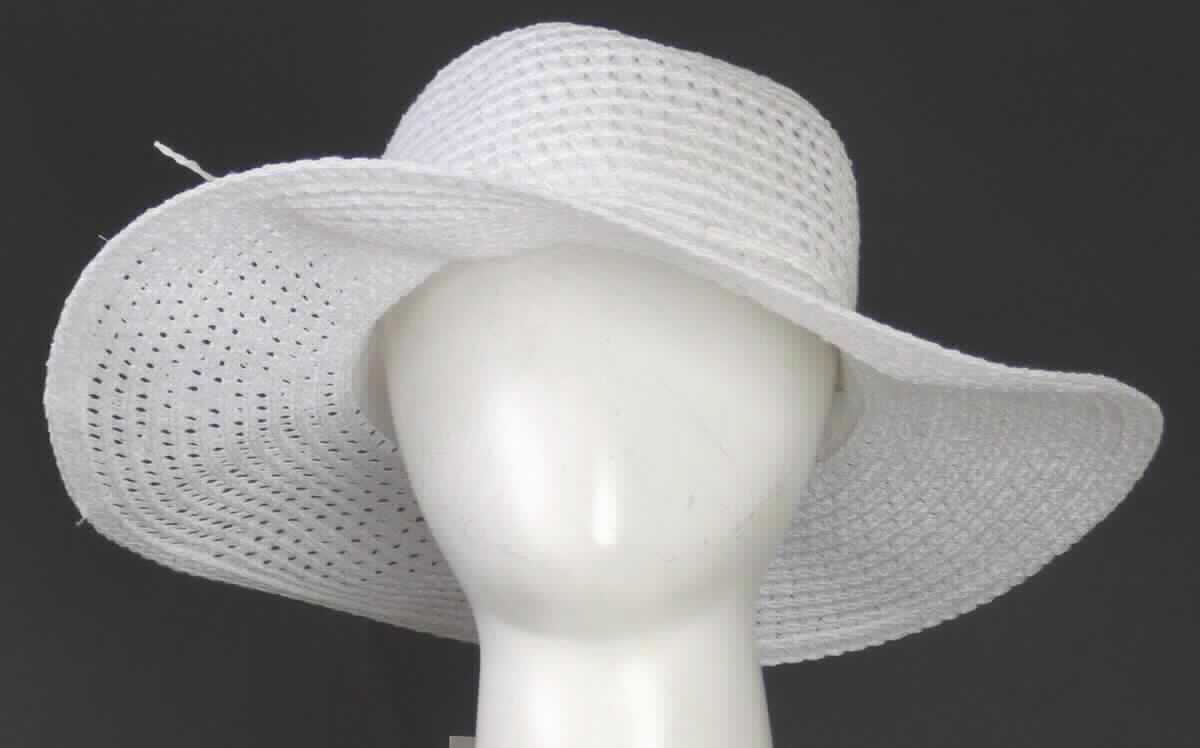 Hut, sog. Sommerhut, Foto siehe Anlage,
- aus spiralförmig zusammengenähten, geflochtenen Streifen aus 85 % Polypropylen und 15 % Polyester,
- mit einer umlaufenden, ca. 9 cm breiten Krempe,
- mit einem Hutband aus einer doppelten Kordel aus Spinnstoffen, vorn zu einer Schleife gebunden,
- innen mit einem eingenähten Schweißband.

"Hut, durch Verbindung von Streifen hergestellt, ausgestattet"