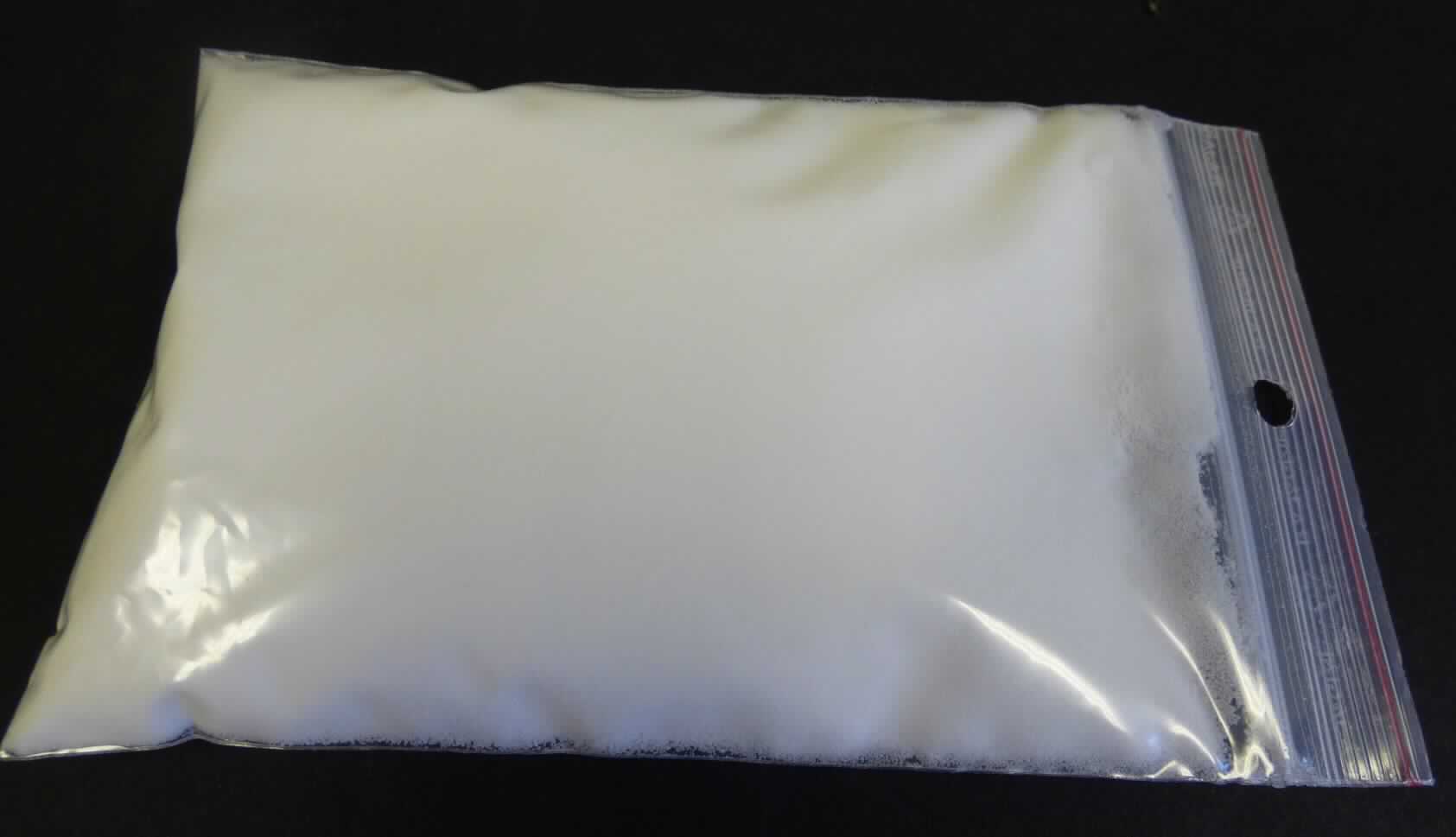Angaben: 
BergaBest GS 40 Glyceryl Monostearate; hergestellt aus hydriertem Palmöl und Glycerin.

Warenbeschaffenheit: 
weißes, rieselfähiges Pulver; klar schmelzend und wachsartige Erstarrung ohne Fäden zu ziehen
Tropfpunkt: über 40°C
Viskosität (ermittelt mit einem Rotationsviskosimeter bei einer Temperatur von 10°C über dem Tropfpunkt): < 10Pas 

Befund: 
künstliches Wachs, anderes als Polyethylenglycolwachs