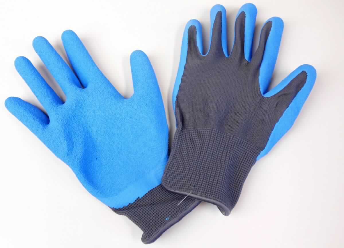 Angaben des Antragstellers: 
Gartenhandschuhe, Latex
Material: 97 % Polyester, 3 % Elastodien mit Latexbeschichtung, gewirkt

Feststellungen an einem Warenmuster:
Es wurde ein schwarzer, gewirkter Fünffingerhandschuh (einfarbig) vorgelegt. Der Handschuh ist auf der Handinnenfläche mit einem blauen Zellkautschuk beschichtet.

Befund:
Es handelt sich um einen Fingerhandschuh aus Weichkautschuk im Sinne der Unterposition (KN) 4015 1900.