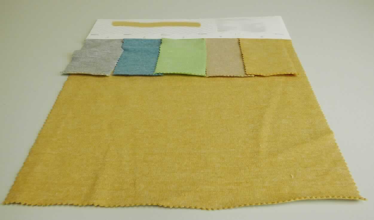 Kuliergewirke, Foto siehe Anlage, 
- als Meterware, mit einer Breite von laut Antrag 150 cm, 
- aus buntgewirkten Kuliergewirken (melierte Garne; somit keine Ware der Unterposition 6006 22) aus laut Antrag 
  80 % Baumwolle und 20 % Polyester (synthetische Chemiefasern), 
- ohne Flor- oder Schlingenoberfläche,
- keine Elastomergarne oder Kautschukfäden enthaltend, 
- zur Herstellung von Oberbekleidung bestimmt.

"Gewirke, anderes als solche der Positionen 6001 bis 6005, aus Baumwolle, buntgewirkt"