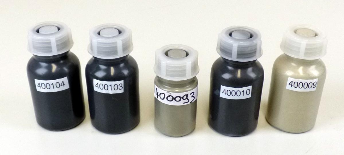 Angaben:
Carbonpaste, leitfähige Druckpaste auf der Basis von Graphit in Form einer schwarzen Paste.

Befund:
Zubereitungen auf der Grundlage von Grafit oder anderem Kohlenstoff, in Form von Pasten, Blöcken, Platten oder anderen Halbfertigerzeugnissen, andere.