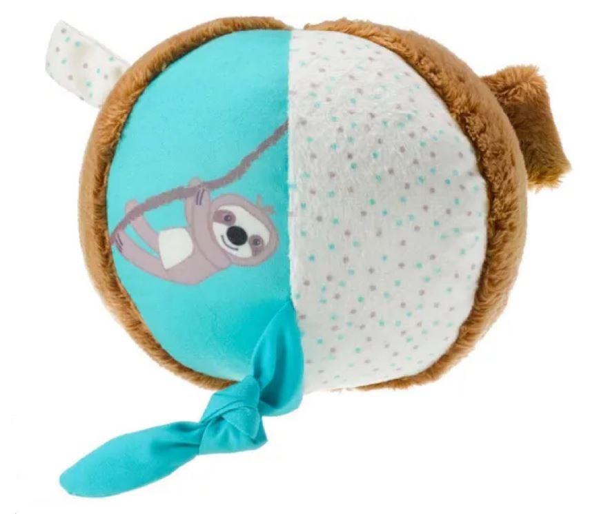 Bei dem durch mehrere Abbildungen veranschaulichten und als "Spielball Faultier" bezeichneten Spielzeug handelt es sich um einen Ball für Babys oder Kleinkinder, der aus mehreren Segmenten aus verschiedenartigen Spinnstoffen zusammengenäht ist. Der Ball ist innen weich gefüllt und mit einer kleinen Glocke ausgestattet. Er ist auf einem Segment mit einem kleinen Faultier bedruckt und an einer Seite mit einem Streifen aus braunem Plüsch versehen, der innen mit Knisterfolie gefüllt ist. Zum besseren Greifen des Balls sind zusätzlich zwei weitere Spinnstoffstreifen (davon ein geknoteter) am Ball angenäht. Der Ball dient der spielerischen Unterhaltung von Babys und Kleinkindern und soll ihre motorischen Fähigkeiten weiter entwickeln.

Zolltarifrechtlich liegt ein "anderes Spielzeug als in den Unterpositionen (KN) 9503 0010 bis 9503 0095 genanntes Spielzeug, nicht aus Holz handgearbeitet" vor.