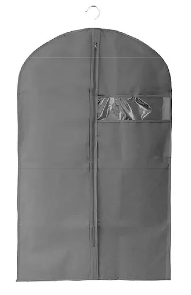 Kleiderschutzhülle, Foto siehe Anlage,
- in einem Polybeutel mit Papiereinleger verpackt,
- annähernd rechteckig, oben abgerundet; mit den Abmessungen von laut Antrag 60 cm x 100 cm,
- aus ca. 0,5 mm dicken, einfarbigen, punktuell thermisch verfestigten Vliesstoffen aus laut Antrag
  100 % Polyester (synthetische Chemiefasern),
- am oberen Ende mit einer Öffnung für den Kleiderbügel versehen,
- im oberen Bereich mit einem rechteckigen Sichtfenster aus klarsichtigem Kunststoff,
- auf der Vorderseite mit einer mittig verlaufenden Öffnung mit Reißverschluss,
- an den Rändern mit schmalen Vliesstoffstreifen eingefasst,
- durch Zusammenfügen konfektioniert,
- dient der Aufbewahrung und dem Schutz von Kleidungsstücken,
- stellt sich nicht als Behältnis der Position 4202 dar, da die Ware weder namentlich im
  Positionswortlaut genannt, noch einem der dort genannten Behältnisse ähnlich ist,
- erfüllt nicht die Bedingungen zur Einreihung in die Position 6305.

"Andere konfektionierte Ware (Kleiderschutzhülle) aus Spinnstoffen, aus Vliesstoffen"