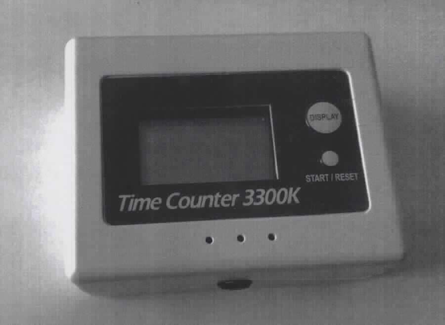 Zähler, "Time Counter 3300K", in Form einer Warenzusammenstellung in Aufmachung für den Einzelverkauf, bestehend aus einem Zähler (charakterbestimmend in Bezug auf die Verwendung) und zwei Batterien (Typ AA) in einer gemeinsamen Verpackung. Der Zähler besteht im Wesentlichen aus einem Gehäuse (71,5 x 56 x 34,5 mm; zur äußeren Form siehe Abbildung in der Anlage) mit einem LC-Display, zwei Bedienelementen in Form von Drucktastknöpfen, einem Batteriefach und einem Summer. 
Das Gerät zählt je nach Programmierung durch den Nutzer 90 oder 180 Tage herunter und zeigt das Ende durch ein akustisches Signal an. Die Resttage können bei Bedarf jederzeit im Display abgelesen werden. Es dient als Kartuschenwechselanzeige für einen Wasserfilter.
Es handelt sich um keine Ware des Kapitels 91, da der Zähler kein Uhrwerk und keinen Synchronmotor enthält.
Die Ware wird als "anderer Zähler als die von Position 9028 erfassten, kein Tourenzähler, Produktionszähler, Taxameter, Kilometerzähler oder Schrittzähler" eingereiht.
