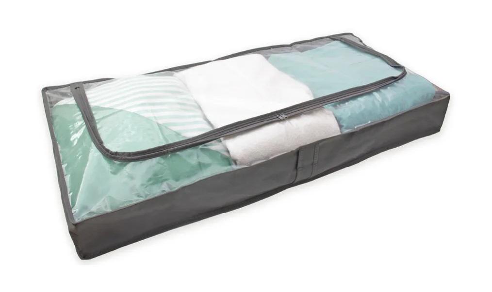 Unterbett-Aufbewahrung, Foto siehe Anlage,
- in einem Polybeutel mit Papiereinleger verpackt,
- in Form eines Quaders gearbeitet; mit einer Grundfläche (L x B x H) von laut Antrag 
  45 cm x 105 cm x 15 cm,
- mit Boden- und Seitenteilen aus ca. 0,5 mm dicken, einfarbigen, punktuell thermisch verfestigten
  Vliesstoffen aus laut Antrag 100 % Polyester (synthetische Chemiefasern),
- mit einer Oberseite aus einer klarsichtigen Kunststofffolie,
- auf der Oberseite mit einem Reißverschluss ausgestattet,
- auf einer Längsseite mit einer Griff-Schlaufe versehen,
- durch Zusammennähen konfektioniert,
- dient der Aufbewahrung von z. B. Textilien unter dem Bett,
- ohne raumbezogene Funktion, somit keine Ware der Position 6304,
- stellt sich nicht als Behältnis der Position 4202 dar, da die Ware weder namentlich im Positions-
  wortlaut genannt, noch einem der dort genannten Behältnisse ähnlich ist,
- erfüllt nicht die Bedingungen zur Einreihung in die Position 6305,
- insbesondere im Hinblick auf den Umfang verleihen die Vliesstoffe aus Spinnstoffen der Ware den
  wesentlichen Charakter. 

"Andere konfektionierte Ware (Unterbett-Aufbewahrung), aus Spinnstoffen, aus Vliesstoffen"
