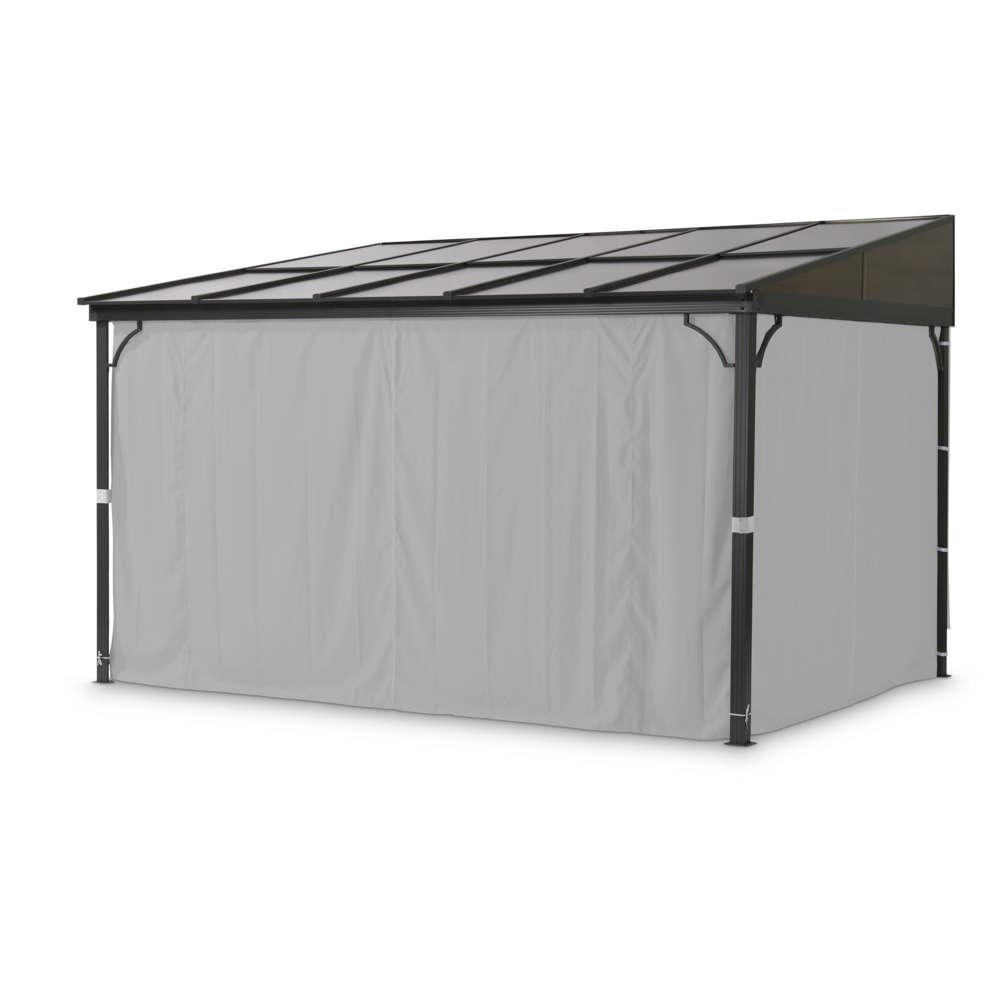 Es handelt sich bei den Waren um Bausätze für Terrassenüberdachungen mit einem Gerüst aus pulverbeschichtetem Aluminium. Das Gerüst hat vier Säulen und ein Dach, welches an der Vorderseite 214cm hoch und an der Rückseite 266cm hoch ist. Somit ergibt sich in der Dachkonstruktion eine Schräge. Auf dem Dach befinden sich Streben, welche ein Gittermuster von 2x5 Platten ergeben. Auf diese Streben werden Dachplatten aus Polycarbonat (Kunststoff) angebracht. An den vier Säulen ist jeweils ein Vorhang aus Polyester (160g/qm) angebracht, welcher mit einem Band an den Säulen befestigt werden kann. Mit den Vorhängen ist es möglich die gesamte Überdachung an den Seiten zu verschließen. Mit Hilfe des beigelegten Montagematerials kann die Terrassenüberdachung aufgebaut werden. Eine Montage an der Hauswand muss nicht erfolgen. Die Waren dienen dem Schutz vor Sonneneinstrahlung oder als Schutz vor Niederschlägen. Die Terrassenüberdachung hat eine Gesamtmaße von 266cm x 400cm x 300cm (H x L x B). Alle benötigten Materialien (wie z.B. Schrauben etc.) für den Aufbau werden in zwei Kartons verpackt.
- Antragstellerangaben –

Abbildung siehe Anlage.

Der charakterverleihende Bestandteil kann hier nicht ermittelt werden. In Anwendung der AV 3 c) werden die Terrassenüberdachungen in die zuletzt genannte in Frage kommende Position eingereiht.

Es handelt sich hierbei um eine Warenzusammenstellung.

Derartige Erzeugnisse gehören als „Konstruktionen aus Aluminium, die sich in einem verpackten Bausatz befinden, der für das Zusammensetzen alle benötigten Teile enthält“ zur Codenummer 7610 9090 92 0 des Zolltarifs.