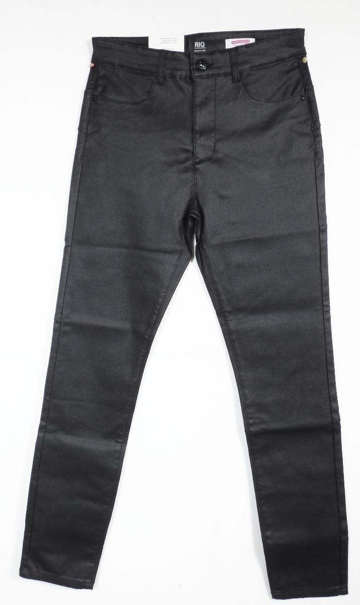 Lange Hose, Größe D 44/28, Foto siehe Anlage,
- aus ca. 0,6 mm dicken, einfarbigen, einseitig (Außenseite) mit dem bloßen Auge wahrnehmbar 
  mit Kunststoff (kein Zellkunststoff) bestrichenen Geweben der Position 5903 aus laut Antrag 77 % 
  Viskose (künstliche Chemiefaser), 20 % Polyamid und 3 % Elasthan (beides synthetische Chemie-
  fasern),
- in der Taille abschließend, mit einem angesetzten, ca. 4 cm breiten Taillenbund mit Gürtel-
  schlaufen,
- vorn mit einer Öffnung mit Reißverschluss und Patte von links über rechts (Männerkleidung), 
  die im Taillenbund mit einem Knopf geschlossen wird,
- vorn mit zwei eingesetzten Taschen und hinten mit zwei aufgesetzten Gesäßtaschen,
- mit knöchellangen Hosenbeinen, 
- an den Beinabschlüssen durch Umschlagen und Festnähen gesäumt.

"Kleidung (lange Hose), aus Erzeugnissen der Position 5903, aus Geweben, für Männer"