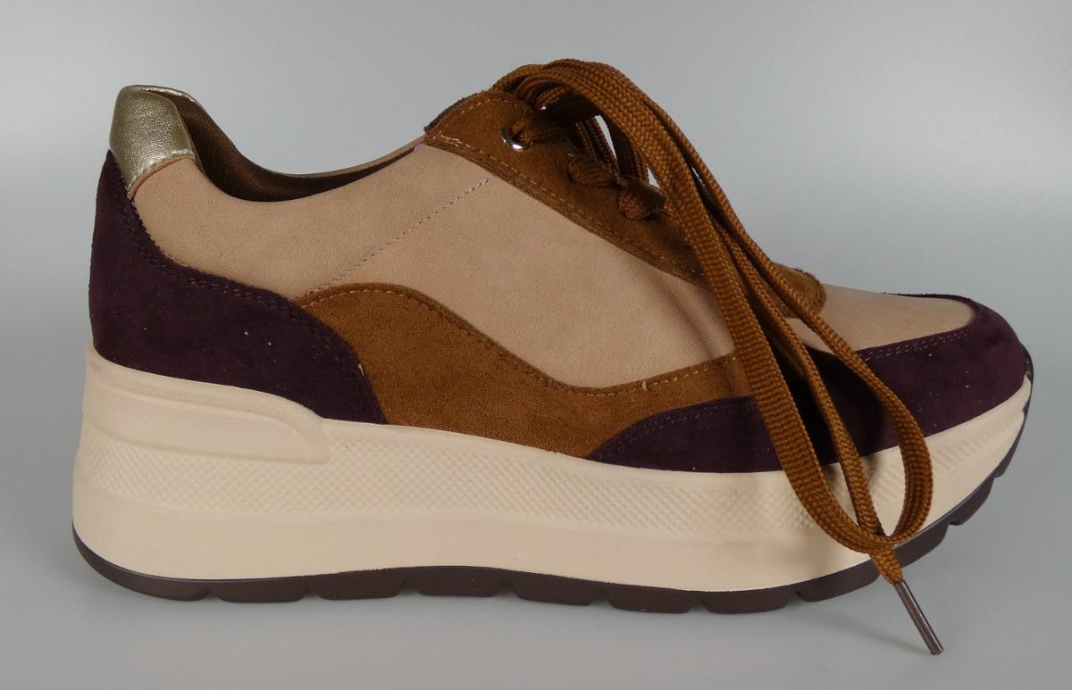 Halbschuhe, Größe 37, Foto siehe Anlage,
- mit Laufsohlen aus laut Antrag Kunststoff,
- mit Oberteil aus Spinnstoffen (den größten Teil der Außenfläche bildend) und Kunststoff 
  (Spinnstoff mit einer mit bloßem Auge wahrnehmbaren Außenschicht aus Kunststoff),
- mit Schnürsenkelverschluss, teilweise mit Ösen aus unedlem Metall.

"Schuhe mit Laufsohlen aus Kunststoff und Oberteil aus Spinnstoffen, andere als in den Unter-
 positionen (KN) 6404 1100 bis 6404 1910 genannte"