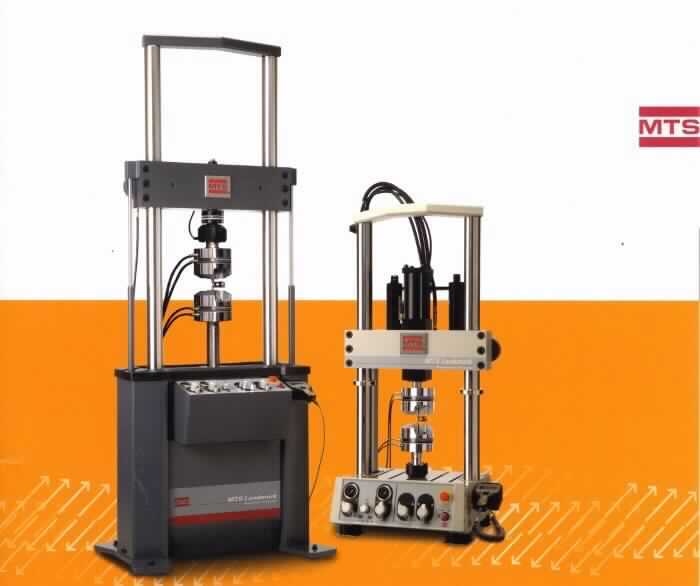 Servohydraulische Materialprüfgeräte in Form von Multifunktionsgeräten, im Wesentlichen jeweils bestehend aus einem Sockel mit hydraulischen Komponenten (Zylinder, Ventile, Schläuche etc.) und Bedienelementen sowie einem Gestell, in dem sich eine Zug- und Druckvorrichtung mit Sensoren und Einspannvorrichtungen für Materialproben befinden (siehe beispielhafte Abbildung in der Anlage). Die Geräte gibt es in verschiedenen Varianten als Boden- oder Tischgeräte.
Mit den Geräten können die Materialeigenschaften unterschiedlicher Stoffe (Metall, Verbundwerkstoffe, Kunststoff u.a.) in Bezug auf z.B. Zug- bzw. Druckfestigkeit, Bruchzähigkeit oder Spannungsrelaxation getestet werden. Eine kennzeichnende Hauptfunktion ist nicht ermittelbar.
Die Waren werden als "nichtelektronische Geräte zum Prüfen der Härte, Zugfestigkeit, Druckfestigkeit, Elastizität oder anderer mechanischer Eigenschaften von Materialien, andere als für Metalle" eingereiht.