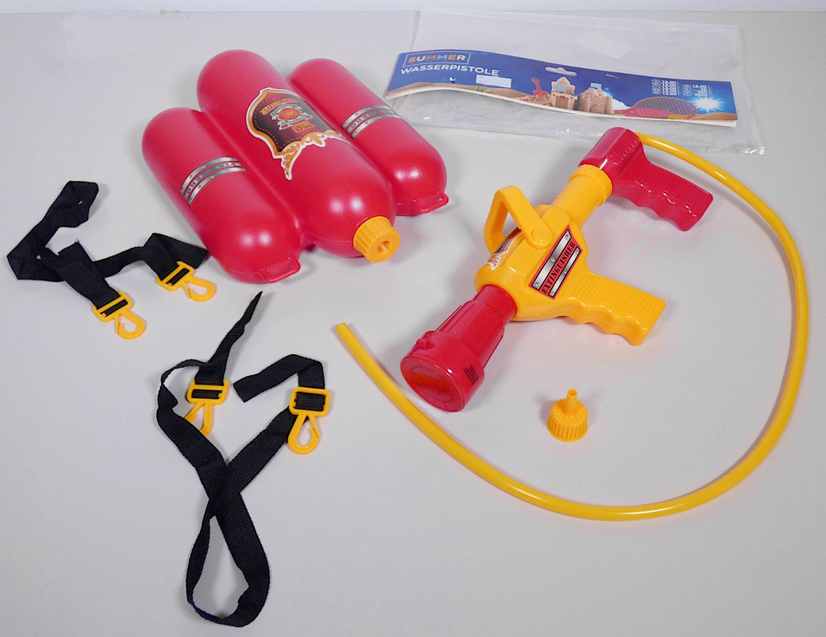 Bei dem vorliegenden Erzeugnis handelt es sich um die Nachbildung eines Feuerwehr-Löschwasserrucksacks, bestehend aus
- einem Wassertank aus drei Kunststoffsäulen,
- - in den Abmessungen von ca. 32 x 21x 8 cm,
- - innen hohl und oben mit einem Schraubverschluss aus Kunststoff ausgestattet, um ihn mit
     Wasser zu befüllen,
- - unten ebenfalls mit einem Schraubverschluss und einer schmal zulaufenden Öffnung,
     zur Befestigung eines Schlauches aus Kunststoff mit einem Durchmesser von
     ca. 1 cm und einer Länge von ca. 80 cm,
- einer Feuerwehr-Spritze aus Kunststoff in Form eines nachgebildeten Strahlrohrs,
 - - durch Betätigung zweier Griffe spritzt das im Tank befindliche Wasser aus der Öffnung
     am Lauf,
- - am hinteren Ende mit einer kleinen Öffnung, an der der Schlauch befestigt ist,
- zwei Spinnstoffgurten mit einer Länge von ca. 50 cm,
- - mit je einem Karabinerhaken aus Kunststoff an jedem Ende,
- - dienen zur Befestigung des Wassertanks auf dem Rücken,
- stellt sich nicht als Spielzeugwaffe dar, somit keine Ware der UPos. (KN) 9503 0081,
- zur spielerischen Unterhaltung von Kindern,
- noch nicht zusammengesetzt in einem Polybeutel mit bedrucktem Pappaufhänger aufgemacht.

Im Hinblick auf den Umfang und die Bedeutung im Bezug auf die Verwendung bestimmt der Kunststoff den Charakter der aus verschiedenen Stoffen bestehenden Ware.

Derartige Erzeugnisse werden zolltarifrechtlich als "anderes Spielzeug, nicht von den Unterpositionen (KN) 9503 0010 bis 9503 0087 erfasst, aus Kunststoff, nicht von den TARIC-Codes 9503 0095 10 bis 9503 0095 40 erfasst" eingereiht.