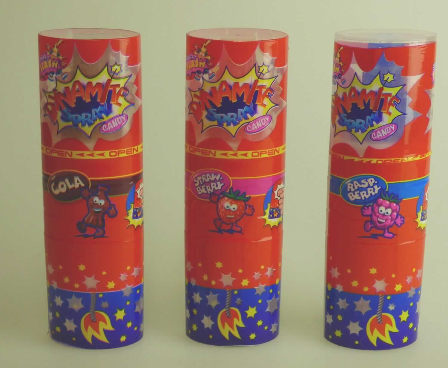 Flüssige Süßware, mit Erdbeer-, Himbeer-, Colageschmack

Umschließung: In mehrfarbig bedruckte Klarsichtfolie eingeschweißte Original-Spraydose mit abnehmbarem Deckel und rotem (Erdbeergeschmack), braunem (Colageschmack) bzw. blauem (Himbeergeschmack) Sprühkopf, mit Produktbezeichnung, Füllmenge (25 ml) und weiteren Hinweisen; im Boden ein Blinklicht, das bei Erschütterung blinkt.
Inhalt: Farblose, klare, aromatisierte, süß und sauer schmeckende, nicht unmittelbar trinkbare Flüssigkeit, die über den Sprühkopf versprüht werden kann.

Saccharose, Isoglucose: weniger als 65 GHT

Lebensmittelzubereitungen, anderweit weder genannt noch inbegriffen, Zuckersirupe, aromatisiert oder gefärbt, kein Isoglucose-, Lactose-, Glucose- und Maltodextrinsirup, mit einem Gehalt an Saccharose (einschließlich Invertzucker als Saccharose berechnet) oder Isoglucose (als Saccharose berechnet) von weniger als 70 GHT, mit einem Gehalt an zugesetztem Rohr- oder Rübenzucker der Unterpositionen 1701 91 bis 1701 99 der KN von weniger als 65 % des Nettogewichts.