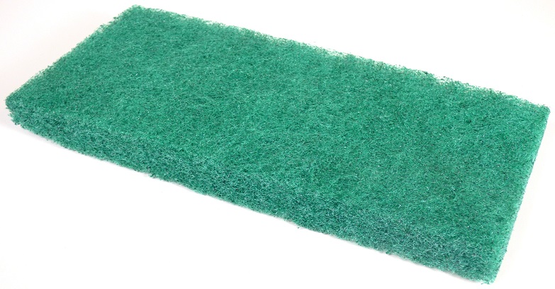 Angaben:
Handpad; grünes Scheuervlies aus Recycling-PET mit abrasivem Aluminiumoxid; Quadratmetergewicht: ca. 1550 g/qm; Verwendungszweck: zur intensiven Haushaltsreinigung.

Warenbeschaffenheit:
Muster einer grünen, vliesartigen Matte aus Fasern mit eingearbeiteten körnigen Bestandteilen.

Befund:
Natürliche oder künstliche Schleifmittel, in Pulver- oder Körnerform, auf einer Unterlage aus anderen Stoffen.