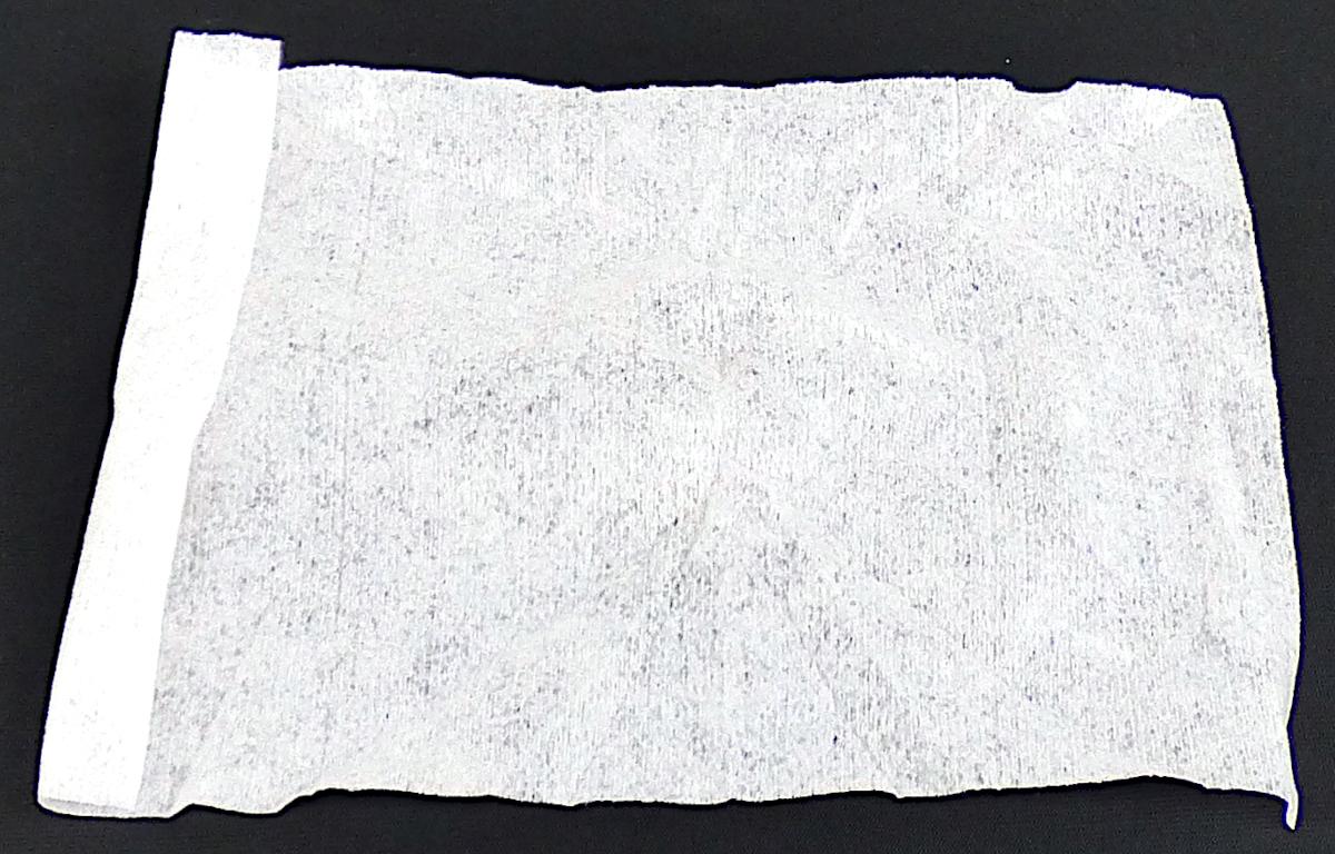 Angaben:
Cockpit Reinigungstücher; reinigt, pflegt und gibt neuen Glanz; für Cockpit und Fahrzeuginnenraum; 30 Stück (Maße: 150 x 200 mm) in wiederverschließbarer Packung mit Aufhänger.

Warenbeschaffenheit:
Weißes Vliestuch (mit den Maßen ca. 20,5 cm x 15 cm), getränkt mit tensidhaltiger Reinigungsflüssigkeit.

Befund:
Vliesstoffe mit Reinigungsmitteln getränkt, andere als zur Körperpflege.