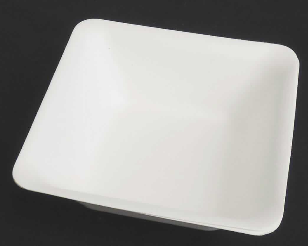 Es handelt sich um für den einmaligen Gebrauch bestimmte, weiße, formgepresste Schalen aus Halbstoff aus Zuckerrohr (lt. Antragstellerin) in quadratischer Form (16,5 x 16,5 cm). Auf der Außenseite ist deutlich ein Siebmuster erkennbar.

Abbildung siehe Anlage.

Derartige Waren gehören als "formgepresste Waren aus Papierhalbstoff, andere als Höckerpappe und Kleinverpackungen für Eier" zum TARIC-Code 4823 70 90 00.