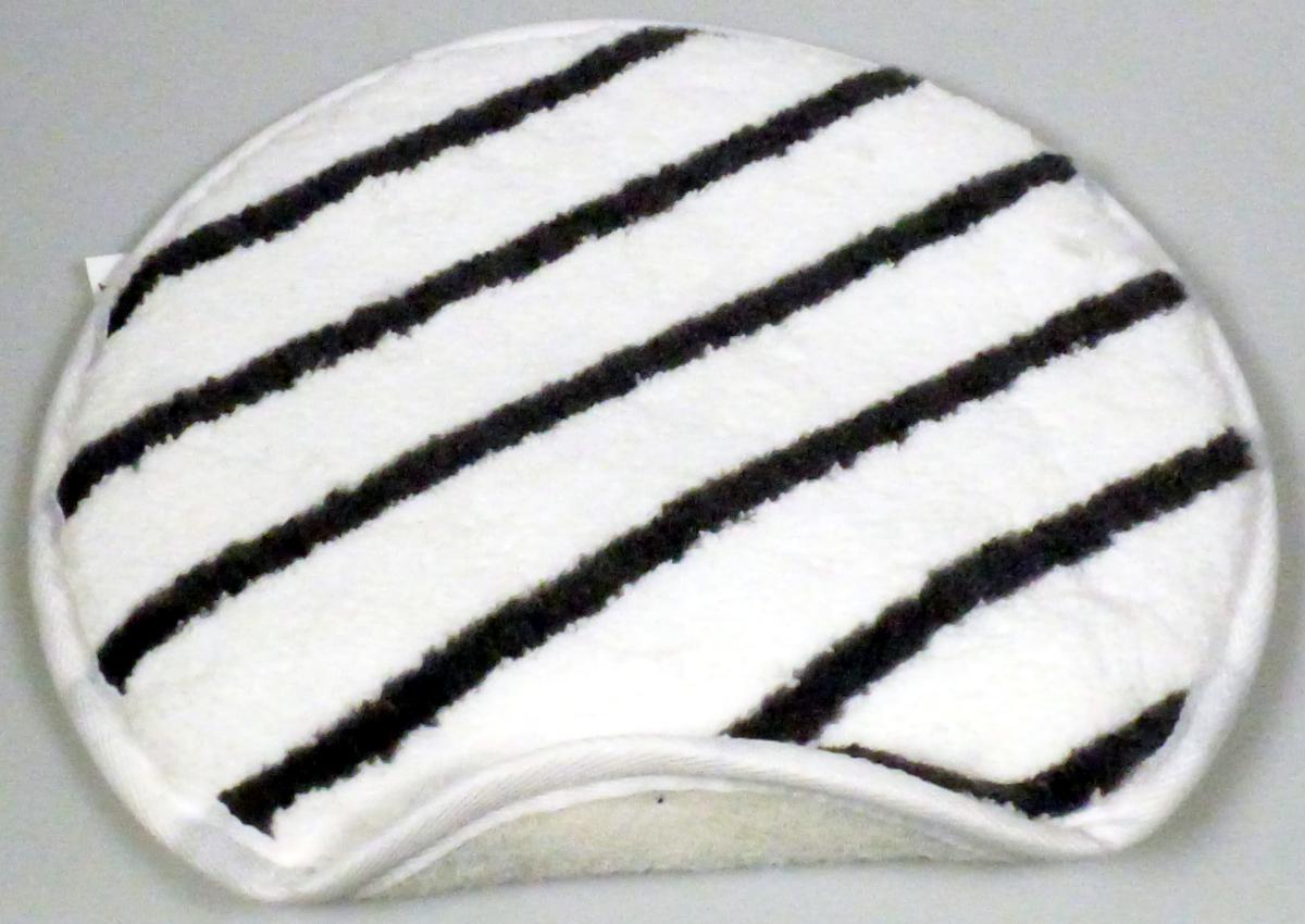 Reinigungspad, sog. Floor Pad Microfaser, Art. 5099245, Foto siehe Anlage,
- in einem Polybeutel verpackt,
- rund, mit einem Durchmesser von ca. 28 cm,
- mit einer Oberseite (Wischseite) aus einem Plüschgewebe aus synthetischen Chemiefasern; auf
  der Rückseite dünn mit Kunststoff bestrichen,
- mit einer Unterseite aus einem mit Bindemittel verfestigten Vliesstoff aus synthetischen Chemiefasern,
- an den Rändern mit einem gewebten Band aus Spinnstoff zusammengenäht (u. a. somit konfektioniert),
- laut Antrag zur Verwendung als Maschinenpad zur Reinigung von strukturierten Bodenbelägen,
- aufgrund des fehlenden Schleifstoffs keine Ware der Position 6805,
- weist besondere Merkmale auf, die erkennen lassen, dass es sich um ein Erzeugnis des technischen
  Bedarfs handelt.

"Ware des technischen Bedarfs aus Spinnstoffen, aufgeführt in Anmerkung 8 zu diesem Kapitel, andere
 als in den TARIC-Codes 5911 1000 00 bis 5911 9099 50 genannte"
