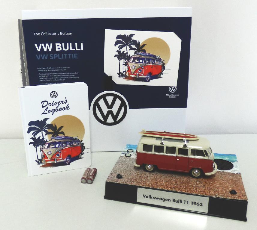 Bei dem durch ein Warenmuster veranschaulichten Erzeugnis handelt es sich um eine Klappkarte
aus Pappe (Format ca. 18,8 x 13,4 cm, gefalzt). Die Vorderseite ist mit einer Abbildung (VW-Bulli im
Sonnenuntergang unter Palmen) farbig bedruckt. Die Innenseiten sind unbedruckt und die Rückseite
ist mit zwei Firmennamen versehen. Sämtliche Aufdrucke sind im Hinblick auf den eigentlichen
Gebrauch als Schreibware nur nebensächlicher Art.
Die Ware ist gemeinsam mit einem Modellfahrzeug (DEBTI-8419/22-1), einem Notizbuch (DEBTI-8419/22-2) und zwei AA-Batterien (DEBTI-8419/22-4) in einem Pappkarton mit Pappeinlagen als Set für den Einzelverkauf aufgemacht. 
Eine Einreihung als Warenzusammenstellung im Sinne der AV 3 b) zur Befriedigung eines speziellen
Bedarfs oder zur Ausübung einer bestimmten Tätigkeit kommt nicht in Betracht, so dass alle Bestandteile
des Sets getrennt einzureihen sind.

Zolltarifrechtlich ist die Ware als "Kartenbriefe, Postkarten (ohne Bilder) und Korrespondenzkarten, aus 
Papier und Pappe" einzureihen.