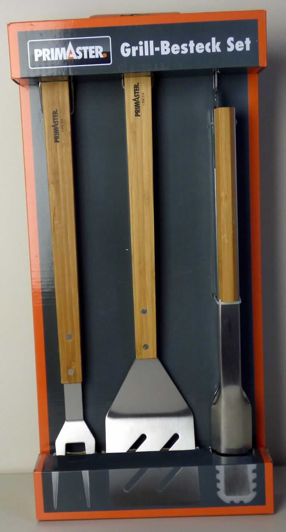 "Grillset",

- Zusammenstellung, bestehend aus

- einer Grillgabel mit zwei Zinken aus Stahl (Abmessungen: 491 x 45 x 39 mm)

- einer Grillzange, mit nach innen gebogenen, gezahnten Greifflächen aus Stahl 
  (Abmessungen: 460 x 60 x 43 mm)

- einem Grillwender, mit einem nahezu rechteckigen arbeitenden Teil aus Stahl mit 
  schlitzförmigen Öffnungen (Abmessungen: 516 x 100 x 51 mm)

- jeweils mit Griffen bzw. Griffschalen aus Bambus sowie Aufhängeösen aus unedlem Metall versehen, 
  die Grillzange kann durch die Aufhängeöse im geschlossenen Zustand verriegelt werden

- gemeinsam auf einem Pappkarton aufgemacht

Abbildung siehe Anlage.

Derartige Erzeugnisse gehören als "Zusammenstellungen von Gabeln, den Zuckerzangen und 
Tortenhebern ähnliche Waren, andere als in den TARIC-Codes 8215 1020 00 bis 8215 1080 00 
genannte, mit arbeitendem Teil aus nicht rostendem Stahl" zum TARIC-Code 8215 2010 00.