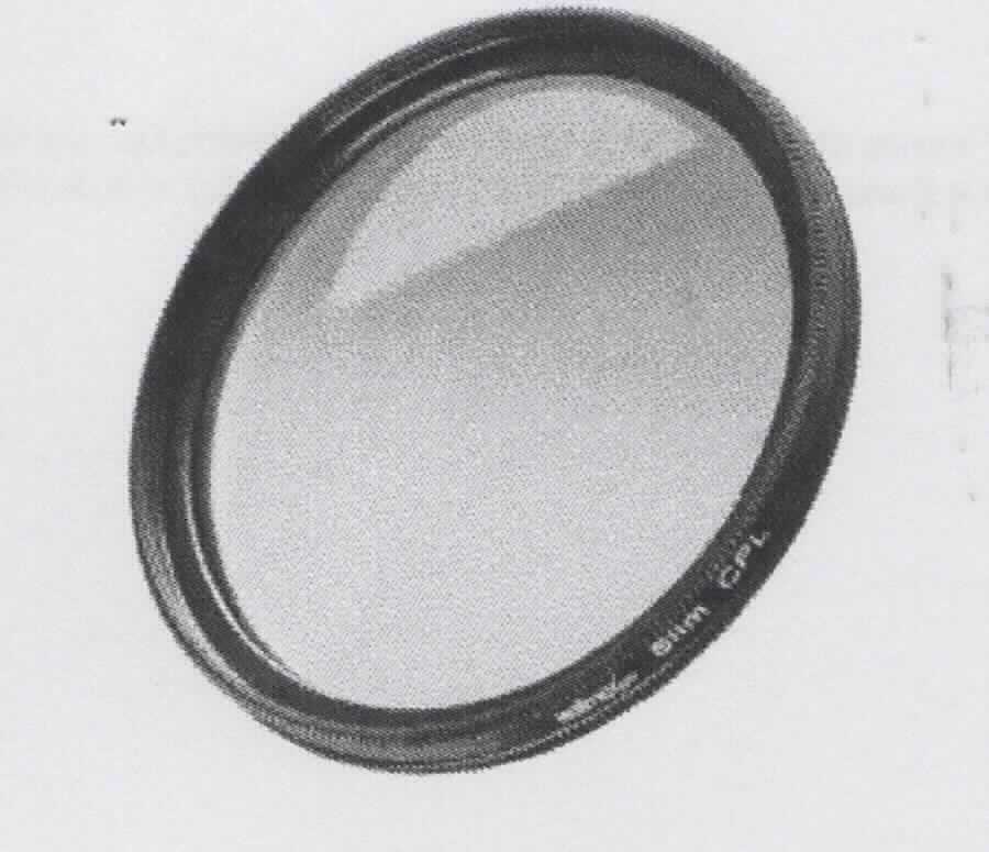 Sog. Polfilter, in verschiedenen Ausführungen, im Wesentlichen bestehend aus einer optisch bearbeiteten Glasscheibe, welche in einer Aluminiumfassung eingelassen wurde und den optischen Effekt produziert (Durchmesser, je nach Ausführung, 46 - 86 mm - zur äußeren Form, siehe Abbildung in der Anlage).
Der Polfilter ist für fotografische Apparate bestimmt und erhöht die Farbsättigung und verstärkt die Kontraste. Außerdem werden die Spieglungen auf z.B. Glas - und Wasseroberflachen vermindert.  
Das Erzeugnis ist in einer Schutzhülle für den dauernden Gebrauch verpackt und wird als "optisches Element, aus Stoffen aller Art, für Instrumente und Geräte, gefasst, nicht aus nicht optisch bearbeiteten Glas, Filter" eingereiht.