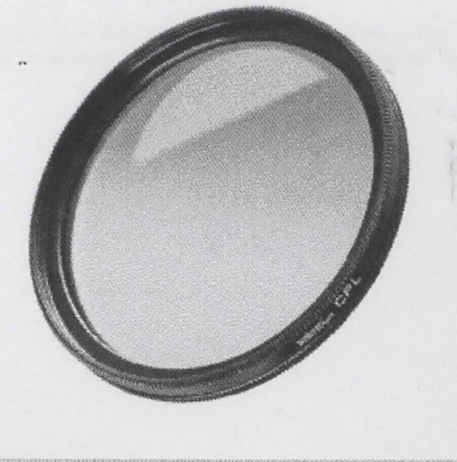 Sog. Polfilter zirkulär, in verschiedenen Ausführungen, im Wesentlichen bestehend aus einer optisch bearbeiteten Glasscheibe, welche in einer Metallfassung eingelassen wurde und den optischen Effekt produziert (Durchmesser, je nach Ausführung, 43 - 86 mm - zur äußeren Form, siehe Abbildung in der Anlage).
Der Polfilter ist für fotografische Apparate bestimmt und erhöht die Farbsättigung und verstärkt die Kontraste. Außerdem werden die Spieglungen auf z.B. Glas - und Wasseroberflachen vermindert.  
Das Erzeugnis ist in einer Schutzhülle für den dauernden Gebrauch verpackt und wird als "optisches Element, aus Stoffen aller Art, für Instrumente und Geräte, gefasst, nicht aus nicht optisch bearbeiteten Glas, Filter" eingereiht.