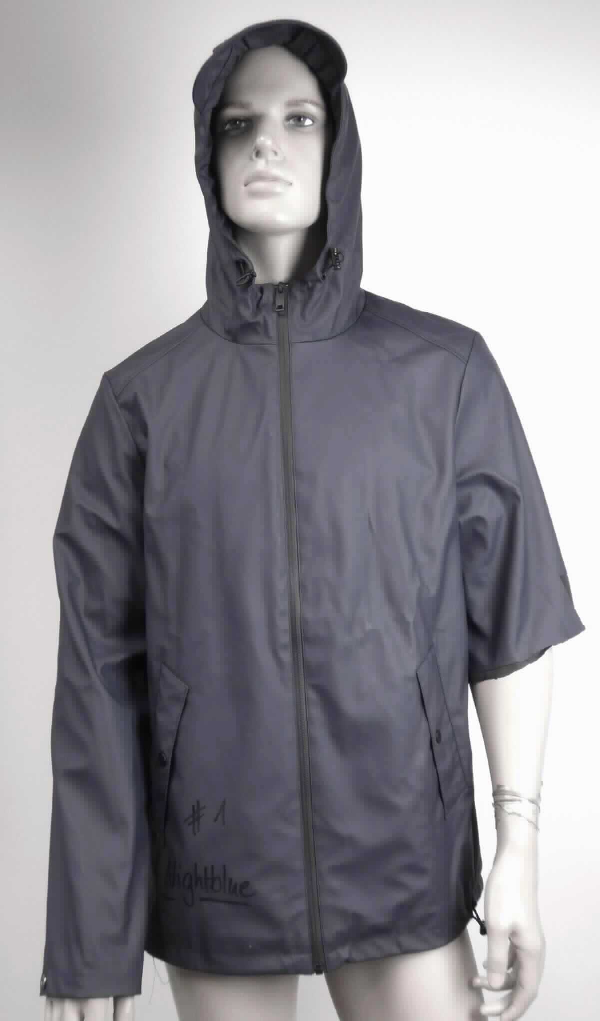 Blouson, sog. Herren Regenmantel Friesennerz, Art. 288300, Größe M, Foto siehe Anlage,
- aus ca. 0,9 mm dicken, einfarbigen, einseitig (Außenseite) mit einer Folie aus Kunststoff (laut Antrag Polyurethan;
  kein Zellkunststoff) versehenen Gewirken der Position 5903 aus laut Antrag 100 % Polyester (synthetische
  Chemiefasern),
- durchgehend gefüttert,
- über den Schritt reichend (Rückenlänge: ca. 79 cm),
- mit einer Kapuze mit Tunnelzug,
- vorn mit einer durchgehenden Öffnung mit Reißverschluss,
- mit langen Ärmeln, die über den unteren Rand des Kleidungsstücks hinausreichen; an den Ärmelenden
  mittels Druckknopfverschluss zu verengen,
- vorn mit zwei eingesetzten Taschen mit Patte und Druckknopfverschluss unterhalb der Taille,
- am unteren, mit einem Tunnelzug zu verengenden Rand durch Umschlagen und Festnähen gesäumt, 
- erfüllt die Merkmale zur Einreihung als Blouson, u. a. somit kein Mantel.

"Kleidung aus Gewirken der Position 5903"
