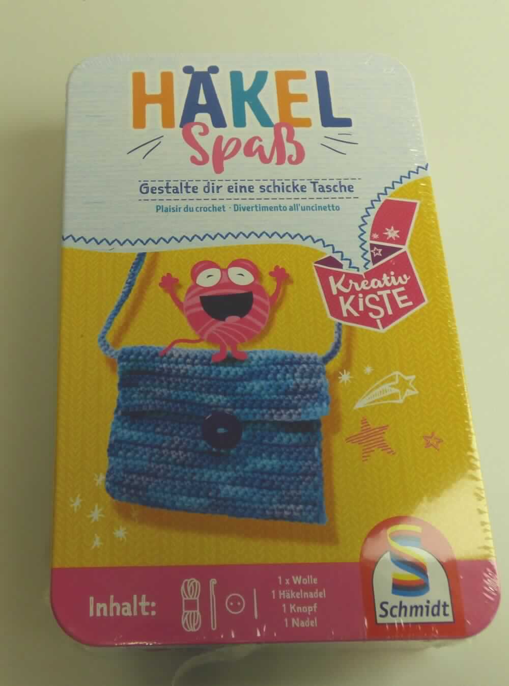 Häkel-Set, sog. Häkel-Spaß, Art. 51600, Foto siehe Anlage,
- Warenzusammenstellung, bestehend aus einem Garn, einer Häkel- und einer Nähnadel, einem Knopf und einer
  Anleitung,
- gemeinsam in einer bedruckten Blechdose für den Einzelverkauf aufgemacht und zur Befriedigung eines 
  speziellen Bedarfs zusammengestellt,
- Garn, laut Untersuchungsergebnis:
-- aus synthetischen Spinnfasern (Polyacryl),
-- gezwirnt, mit einer S-Drehung als letzter Drehung,
-- im Knäuel (ohne Unterlage, u. a. deshalb kein Nähgarn),
-- mit einem Gewicht von 45 g (Garn in Aufmachungen für den Einzelverkauf),
-- mit einem Titer von 4220 dtex, somit kein Bindfaden,
- Nähnadel:
-- mit einer Länge von ca. 5 cm,
-- aus unedlem Metall,
- Häkelnadel:
-- mit einer Länge von ca. 14 cm,
-- aus Kunststoff, 
- Knopf:
-- mit einem Durchmesser von ca. 2,5 cm,
-- aus Kunststoff,
-- mittig mit zwei Löchern ausgestattet und zum Annähen bestimmt,
- Anleitung:
-- aus Papier,
-- bedruckt mit einer Häkelanleitung,
- keine Ware der Position 9503, da Häkeln als Handarbeit weder eine Freizeitbeschäftigung darstellt noch der
  spielerischen Unterhaltung von Kindern dient,
- dient laut Antrag zum Herstellen einer Tasche,
- das Garn bestimmt insbesondere im Hinblick auf die Bedeutung in Bezug auf die Verwendung den Charakter
  der Warenzusammenstellung.

"Garn aus synthetischen Spinnfasern, kein Nähgarn, in Aufmachungen für den Einzelverkauf, mit einem Anteil
 an synthetischen Spinnfasern von mehr als 85 GHT"