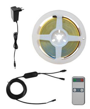 Bei der sog. LED Beleuchtung für Akustikpaneele, Artikelnummer 2200015020, handelt es sich um zwei elektrischen Beleuchtungskörper in Form je einer modularen Leuchte aus einem LED-Streifen, einer Abdeckung als Diffusor aus Kunststoff, einem Netzteil einschließlich eines 350 cm langen Kabels, einer Fernbedienung aus Kunststoff und einem Kabel mit einem Steuerungselement und drei Steckern. Der 300 cm x 1,4 cm  (L x B) große, verformbare LED-Streifen besteht im Wesentlichen aus einer Ummantelung aus transparenten Kunststoff, einer flexiblen Platine aus Metall, die mit verschiedenfarbig leuchtenden LEDs bestückt ist. Das Erzeugnis ist auf der Rückseite mit einem Klebeband versehen und auf einer Kunststoffspule aufgerollt. Der LED-Streifen ist in Abständen von 5 cm teilbar und dient vielfältigen Beleuchtungszwecken im Innenbereich.

Der charakterbestimmende Stoff wird aufgrund des Umfangs und des äußeren Erscheinungsbildes durch den Kunststoffanteil bestimmt.

Die Ware ist noch nicht zusammengesetzt und in einem Karton verpackt.

Das Erzeugnis ist als "elektrischer Beleuchtungskörper, anderweit weder genannt noch inbegriffen, nicht von den Unterpositionen (HS) 9405 11 bis 9405 41 erfasst, ausschließlich zur Verwendung mit LED-Lichtquellen bestimmt, kein Scheinwerfer, aus Kunststoffen" einzureihen.