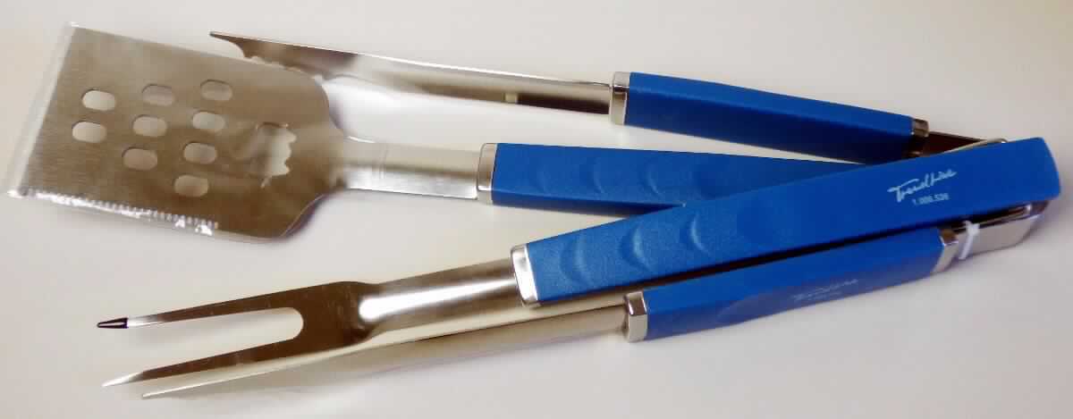 "Grillbesteck",
Zusammenstellung, bestehend aus

- einer Grillgabel mit zwei Zinken aus nicht rostendem Stahl

- einer Grillzange aus nicht rostendem Stahl mit gewellten, nach vorne spitz zulaufenden 
  Greifflächen

- einer Ware mit verschiedenen Funktionen, 
- - in Form eines Grillwenders mit nahezu rechteckigem, an der Spitze abgeflachtem arbeitendem 
    Teil aus nicht rostendem Stahl mit diversen annähernd ovalen Öffnungen, auf einer Seite zu 
    einer gezackten, schneidenden Klinge ausgearbeitet, in den arbeitenden Teil ist ein 
    Kapselheber integriert
- - aufgrund der verschiedenen Funktionen ist das Erzeugnis unter Anwendung der AV 3 c) 
    in die zuletzt der gleichermaßen in Betracht kommenden Positionen einzureihen, 
    hier: Pos. 8215

- jeweils mit Griff aus Kunststoff

- die Grillgabel und der Grillwender sind jeweils an einem Ende mit einer Aufhängeöse aus 
  unedlem Metall versehen

- durch einen Kabelbinder miteinander verbunden, durch eine bedruckte Pappbanderole umschlossen 
  und in einer Kunststofffolie aufgemacht

Abbildung siehe Anlage.

Derartige Erzeugnisse gehören als "Zusammenstellungen von Gabeln, den Zuckerzangen und 
Tortenhebern ähnlichen Waren, andere als in den TARIC-Coides 8215 1020 00 bis 8215 1080 00
genannte, mit arbeitendem Teil aus nicht rostendem Stahl" zum TARIC-Code 8215 2010 00.