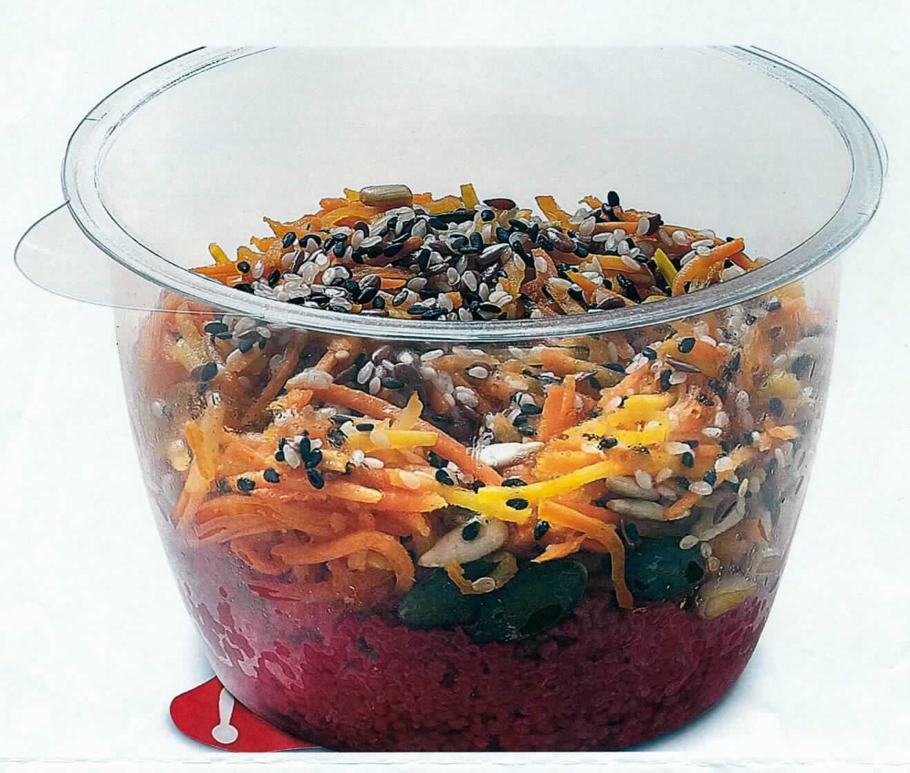 Zubereitung auf der Grundlage einer Gemüsemischung.

Antragsangaben (als zutreffend unterstellt): Frischer Salat; Aufmachung: in einem Becher à 210 g, in dem die Zutaten übereinander geschichtet sind. Zur Zusammensetzung der Ware wurden vertrauliche Angaben gemacht.
Die Ware wurde durch eine Abbildung veranschaulicht. 

Gehalt an freier flüchtiger Säure i. S. der ZAnm 1 Kap 20 (gemäß Angabe): weniger als 0,5 GHT.

Der Charakter der Ware wird durch die Mischung von Gemüsen bestimmt. Eine Einreihung in die Position 1904 der KN kommt daher nicht in Betracht

Anderes Gemüse, anders als mit Essig oder Essigsäure zubereitet oder haltbar gemacht, nicht gefroren, ausgenommen Erzeugnisse der Position 2006, Mischungen von Gemüsen, nicht in Form von Pulver.